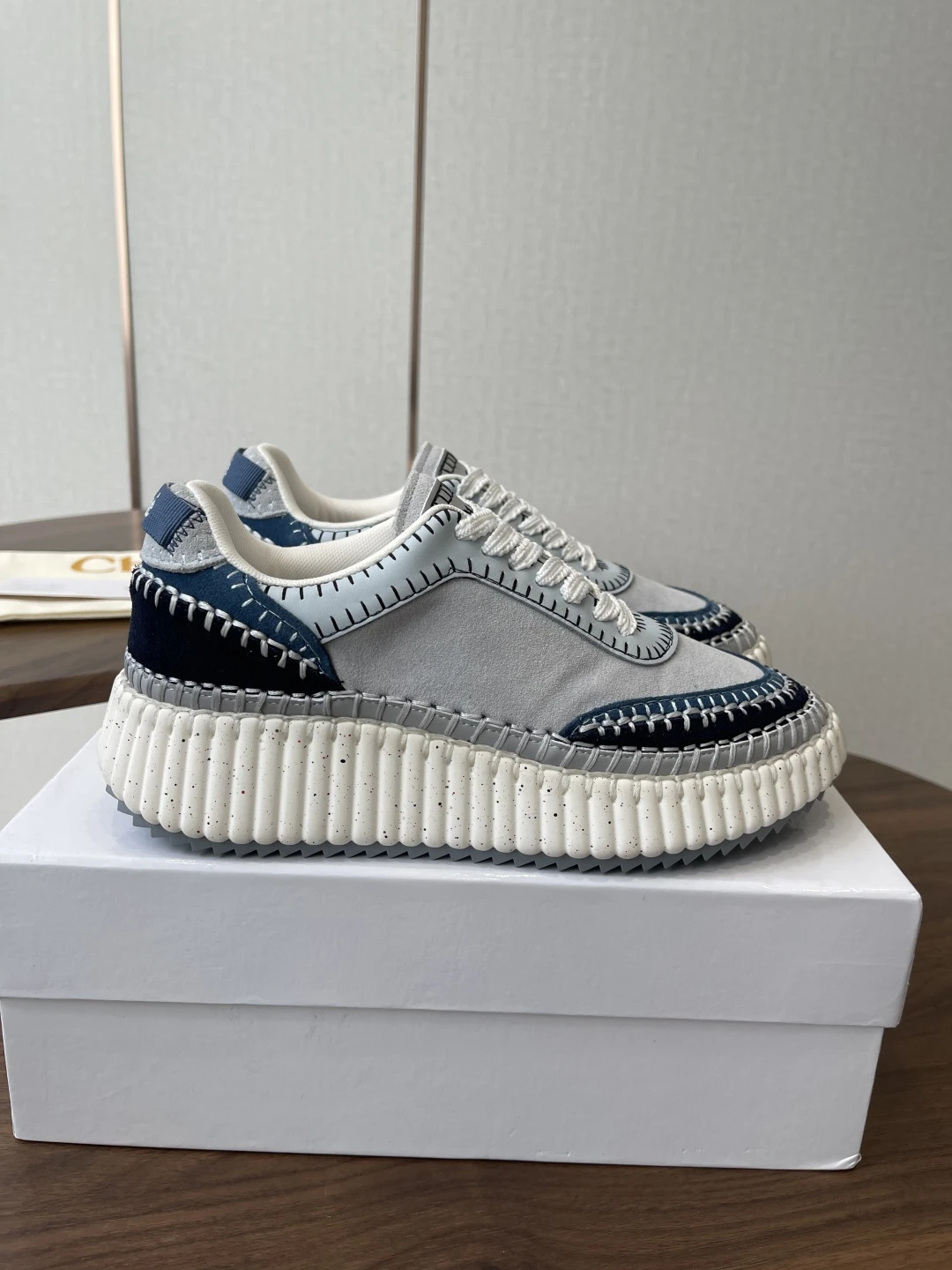 CHLOE Женские кроссовки из коровьей кожи 