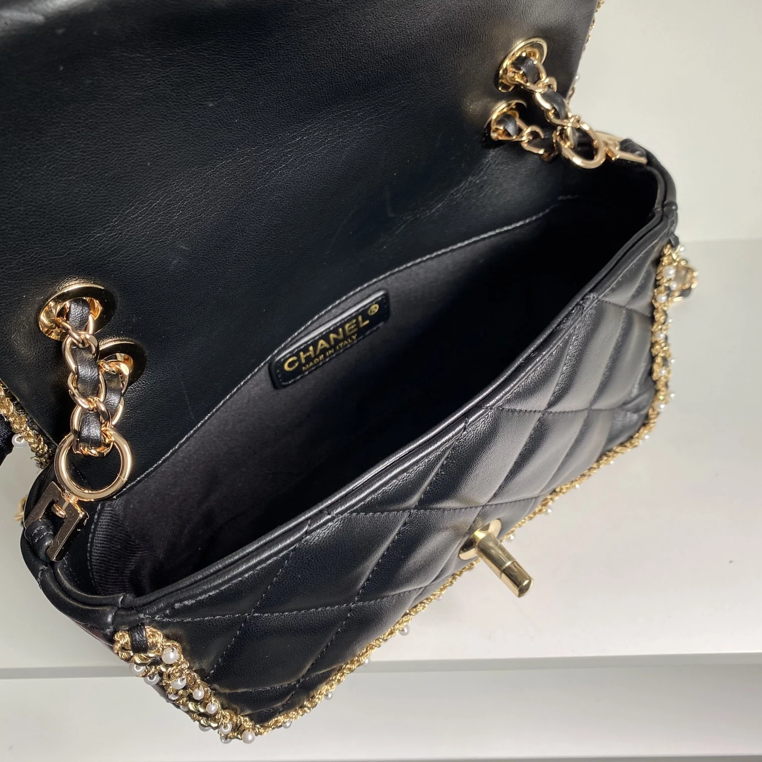 CHANEL Женская винтажная сумка из овчины CHANEL Женская винтажная сумка из овчины