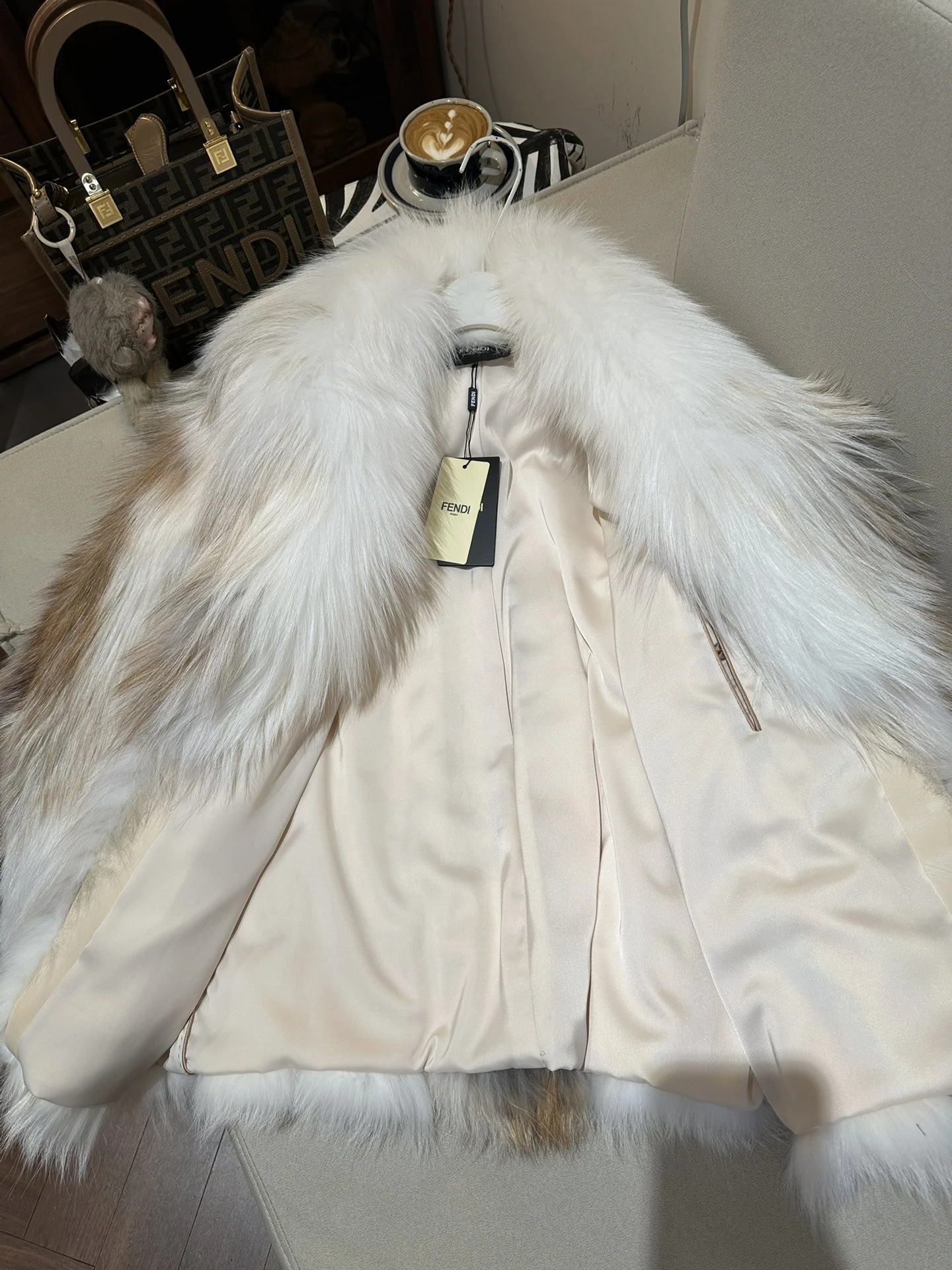 FENDI Женская шуба из меха лисы FENDI Женская шуба из меха лисы