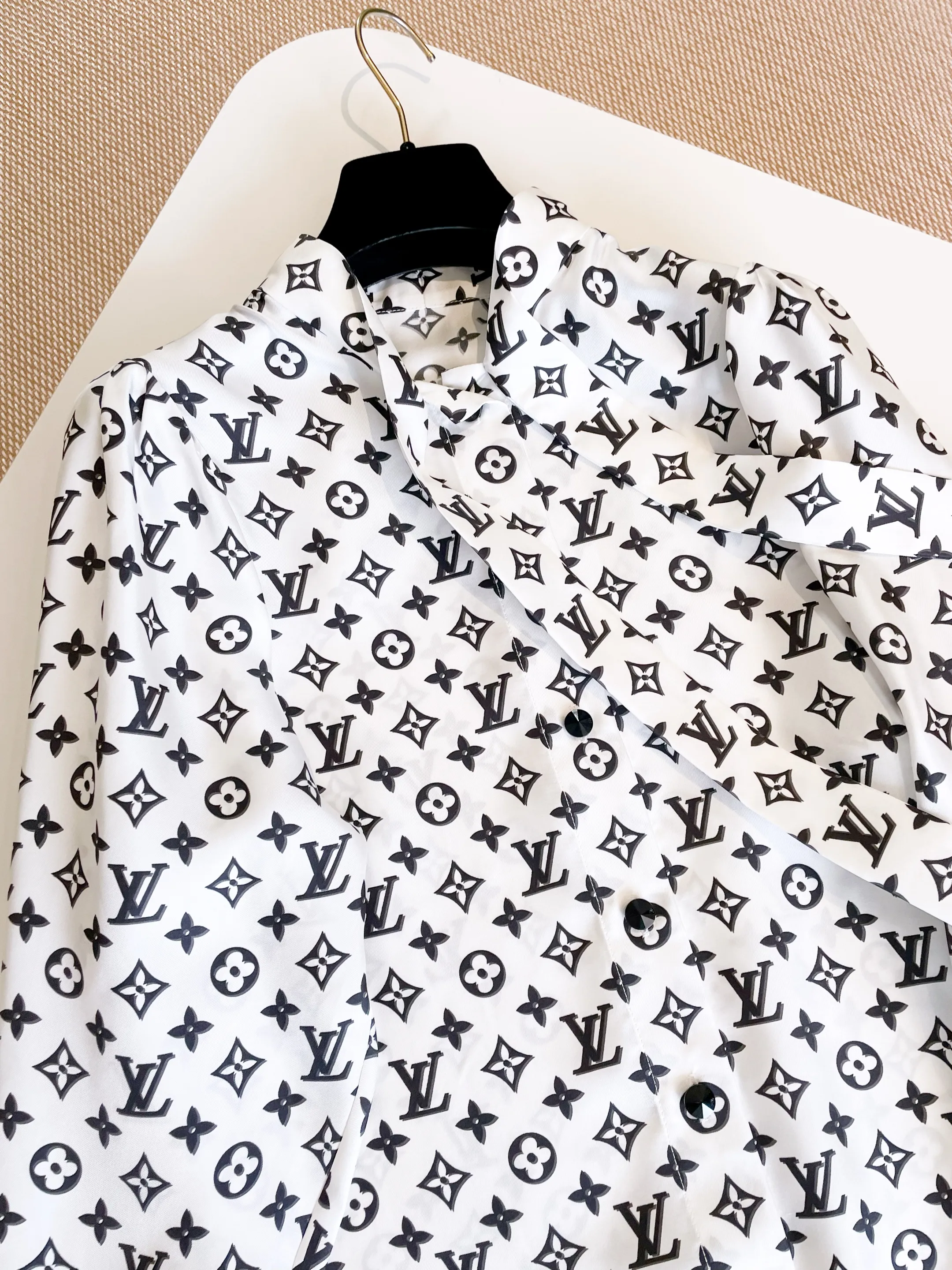 LOUIS VUITTON Женская шелковая рубашка LOUIS VUITTON Женская шелковая рубашка