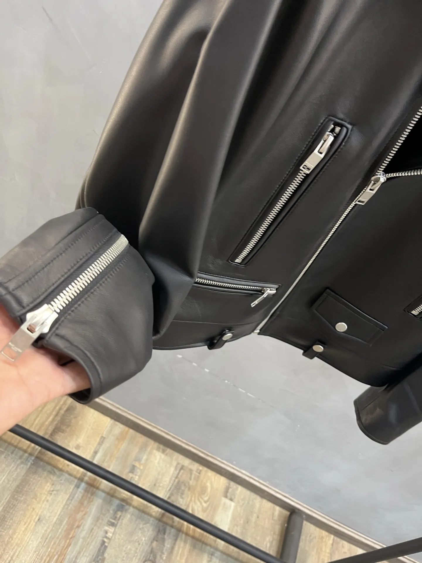 SAINT LAURENT Мужская кожаная куртка SAINT LAURENT Мужская кожаная куртка