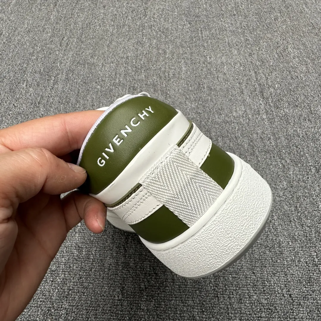 GIVENCHY Мужские кроссовки минималистичные