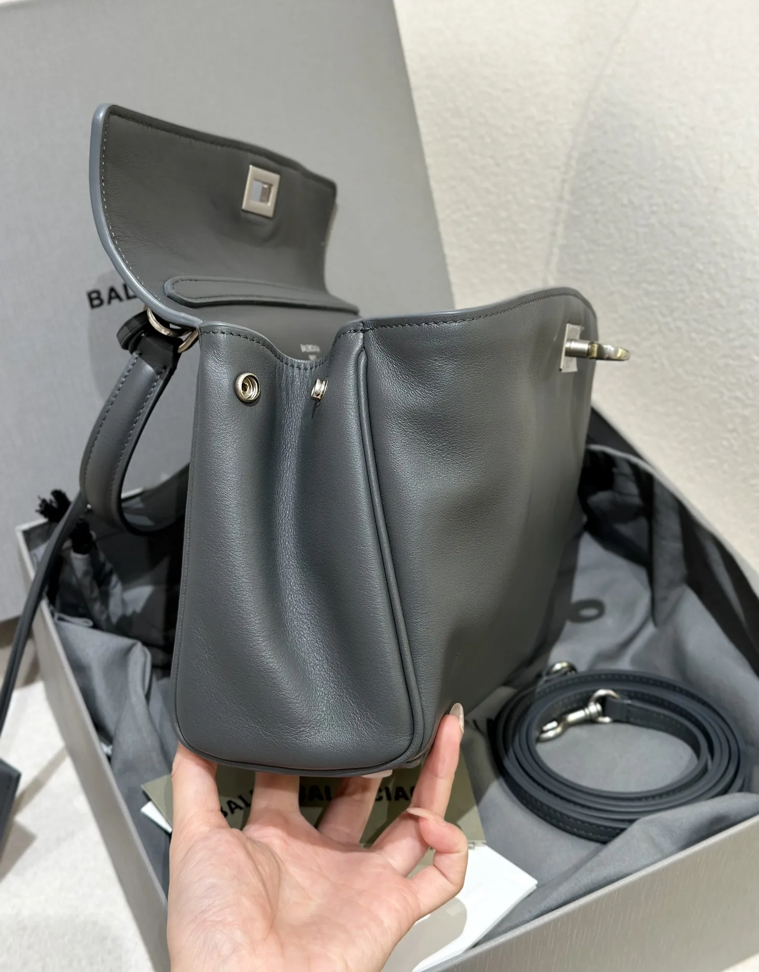 BALENCIAGA Женская сумка Rodeo grey BALENCIAGA Женская сумка Rodeo grey