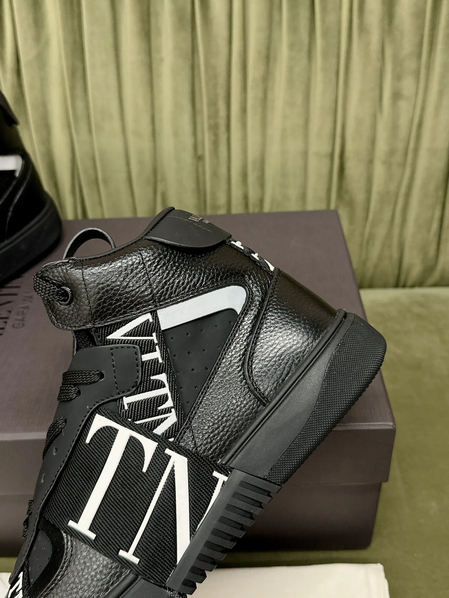 VALENTINO Мужские высокие кроссовки VL7N