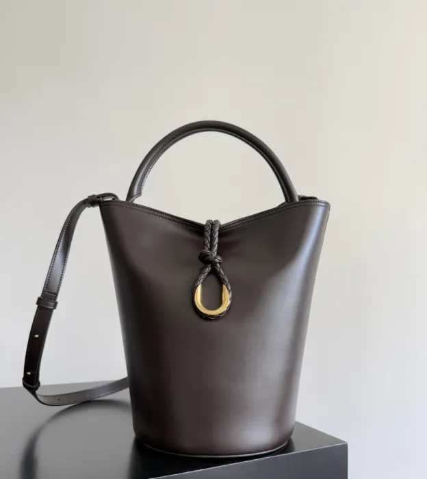 BOTTEGA VENETA Сумка Liberta Bucket Medium