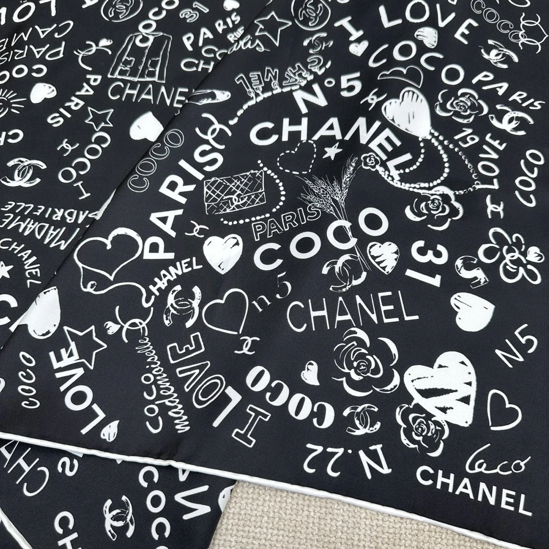 CHANEL Женский платок из шелка с культовым принтом
