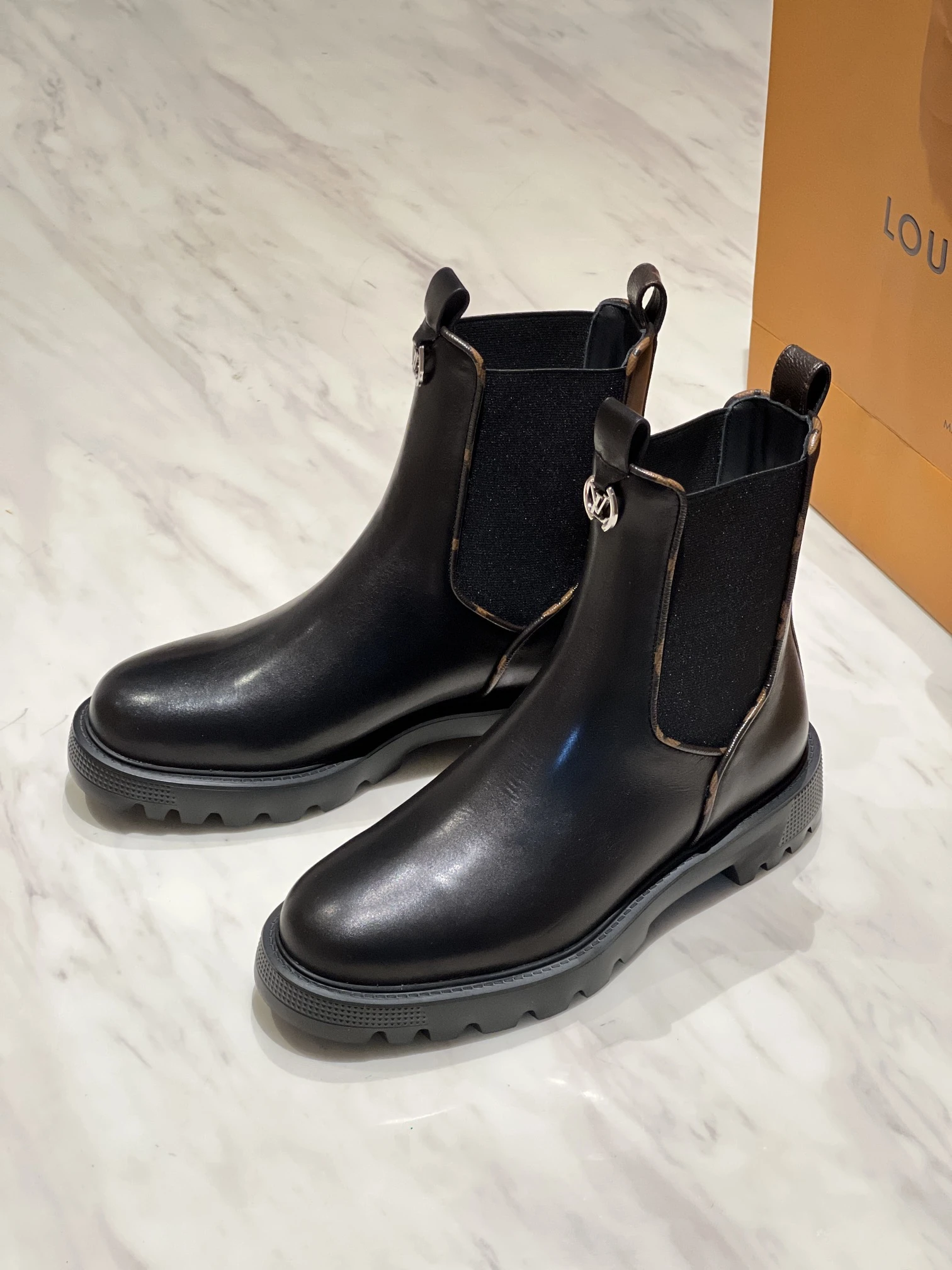 LOUIS VUITTON Женские ботинки челси LOUIS VUITTON Женские ботинки челси