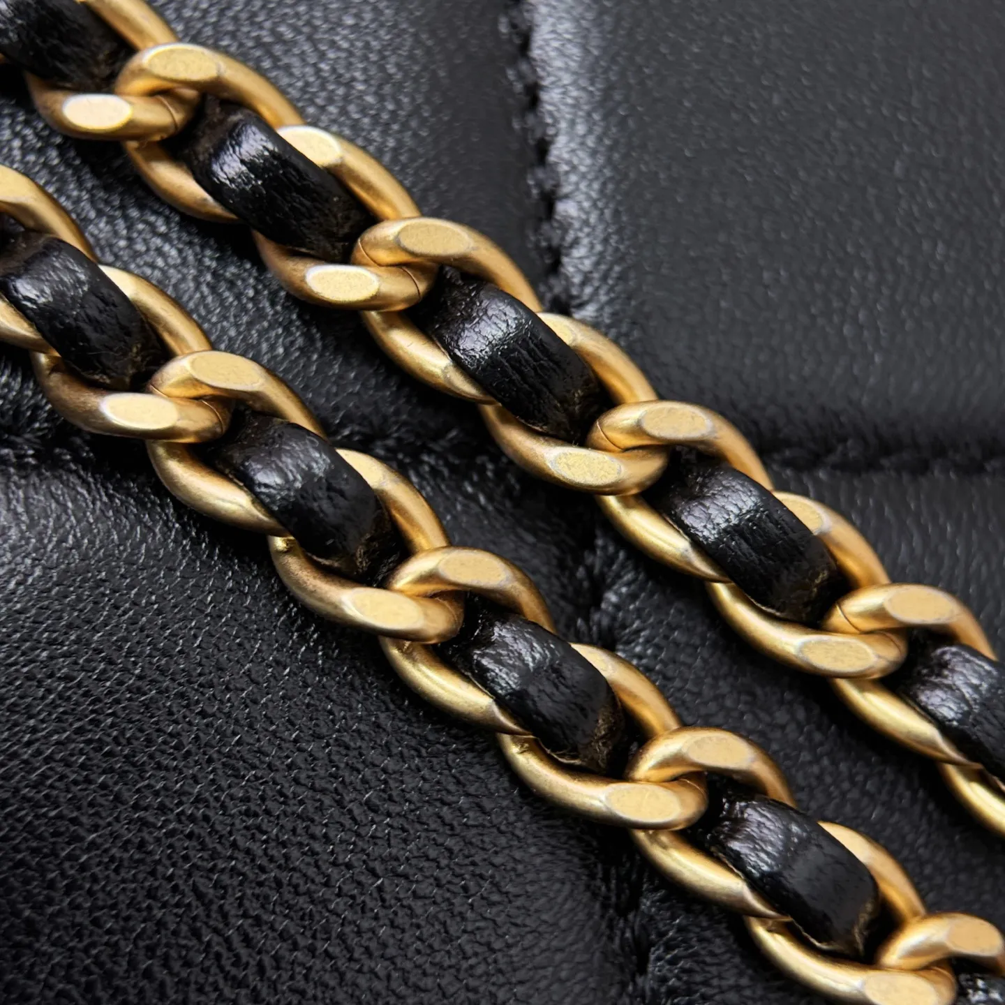 CHANEL Женская сумка 25P с жемчужной ручкой CHANEL Женская сумка 25P с жемчужной ручкой