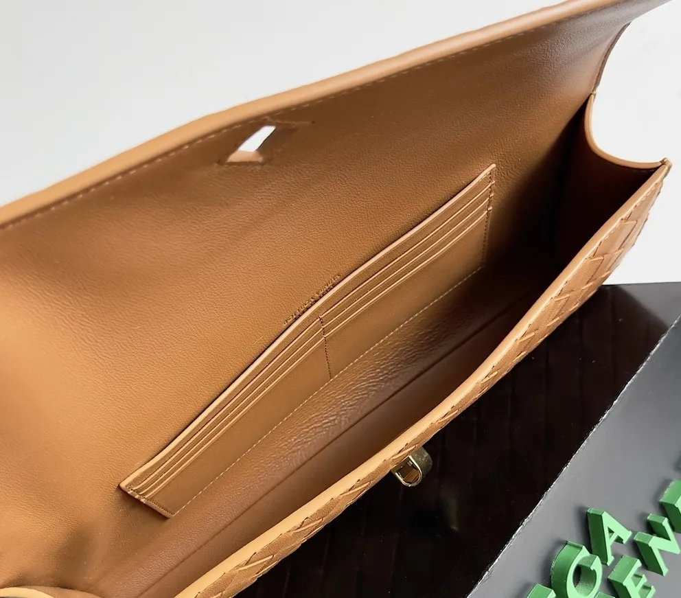 BOTTEGA VENETA Женский клатч Andiamo кожа Intrecciato