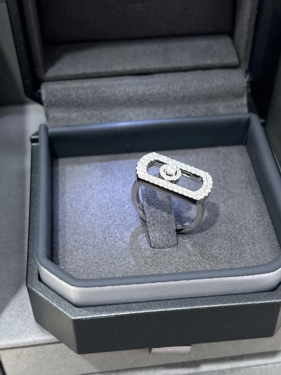 MESSIKA Женское кольцо So Move белое золото с бриллиантами MESSIKA Женское кольцо So Move белое золото с бриллиантами