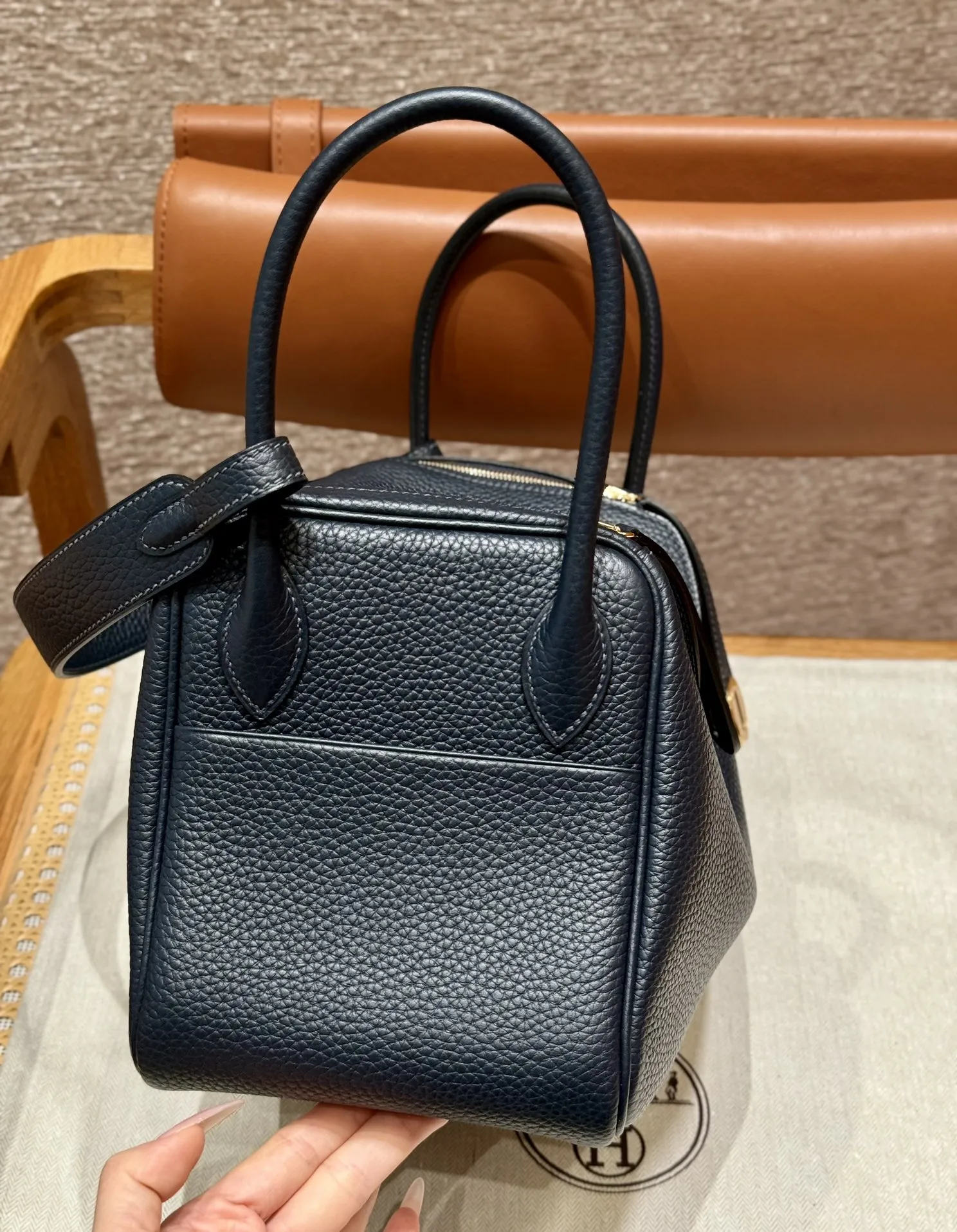 HERMES Женская сумка Lindy 26 см 2Z Clemence HERMES Женская сумка Lindy 26 см 2Z Clemence