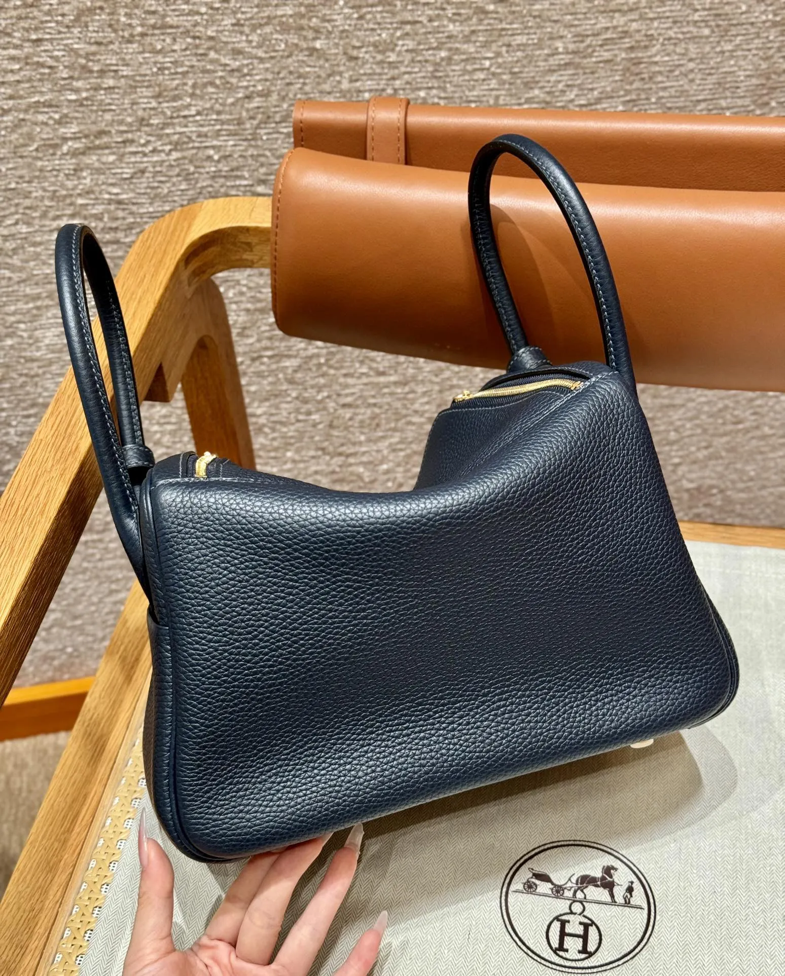 HERMES Женская сумка Lindy 26 см 2Z Clemence HERMES Женская сумка Lindy 26 см 2Z Clemence