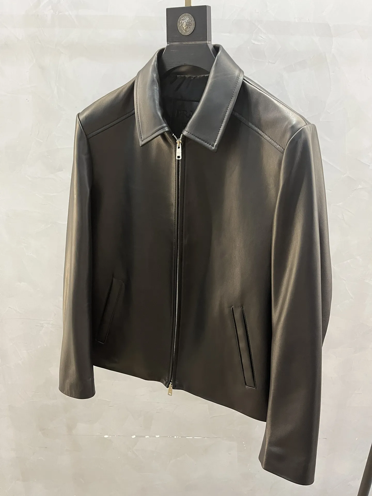 PRADA Мужская кожаная куртка минималистичная с воротником