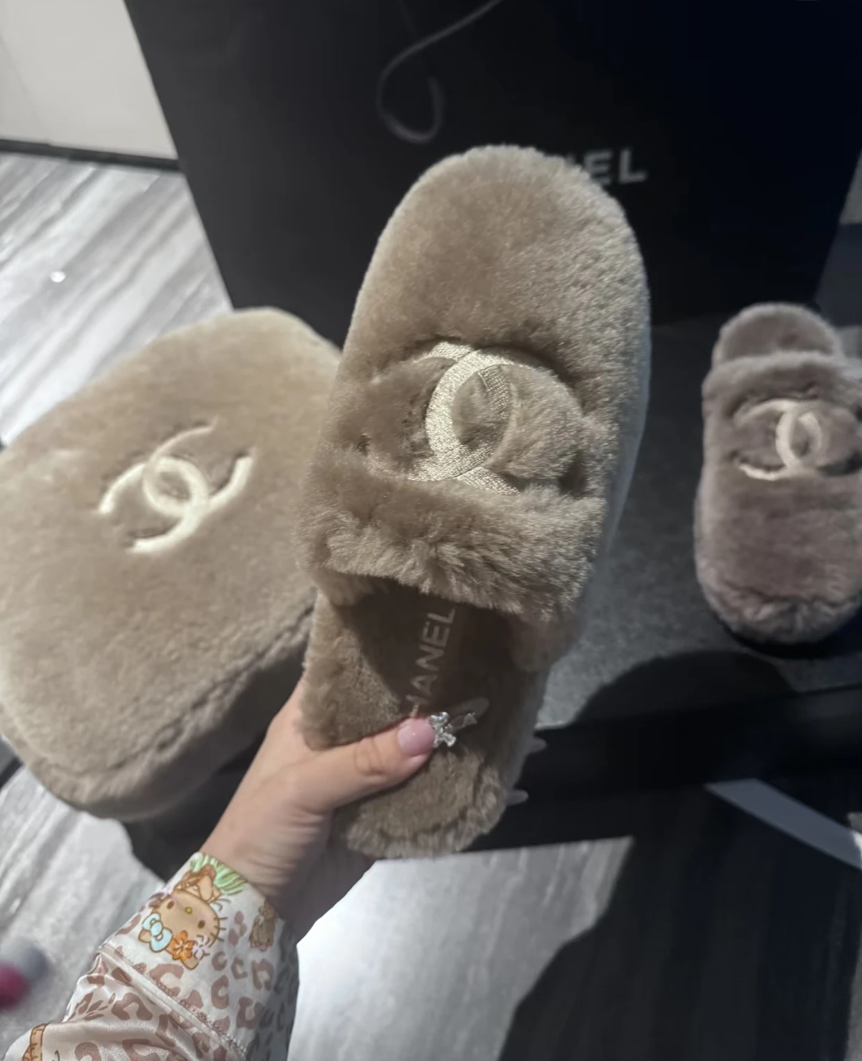 CHANEL Женские тапки из замши и шерсти CHANEL Женские тапки из замши и шерсти