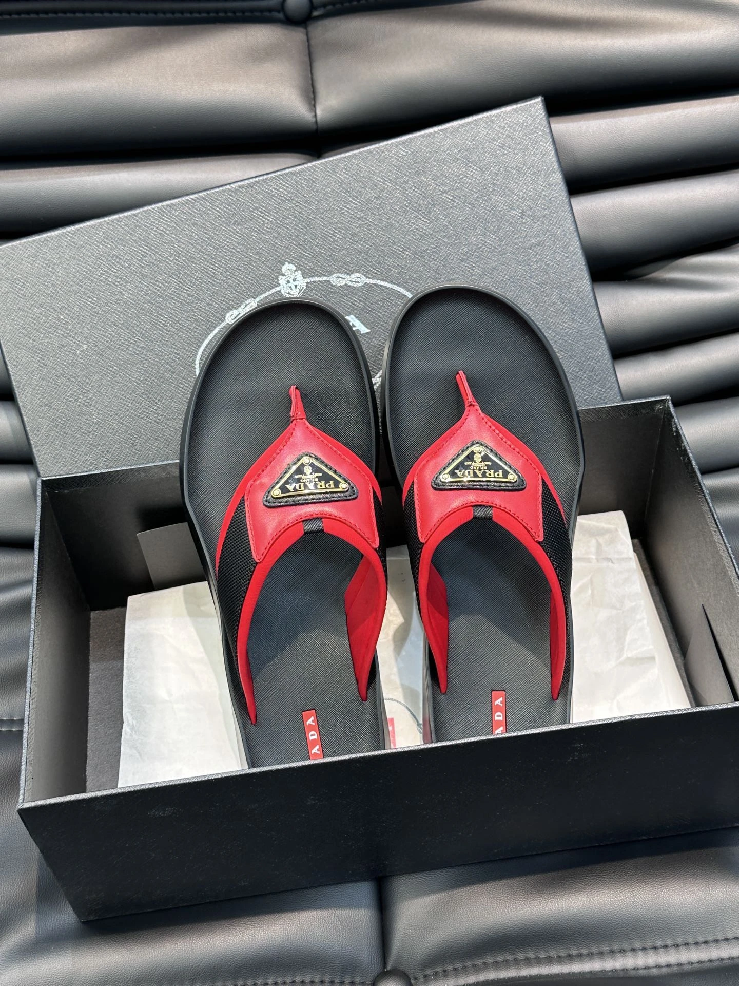 PRADA Мужские шлёпанцы-вьетнамки