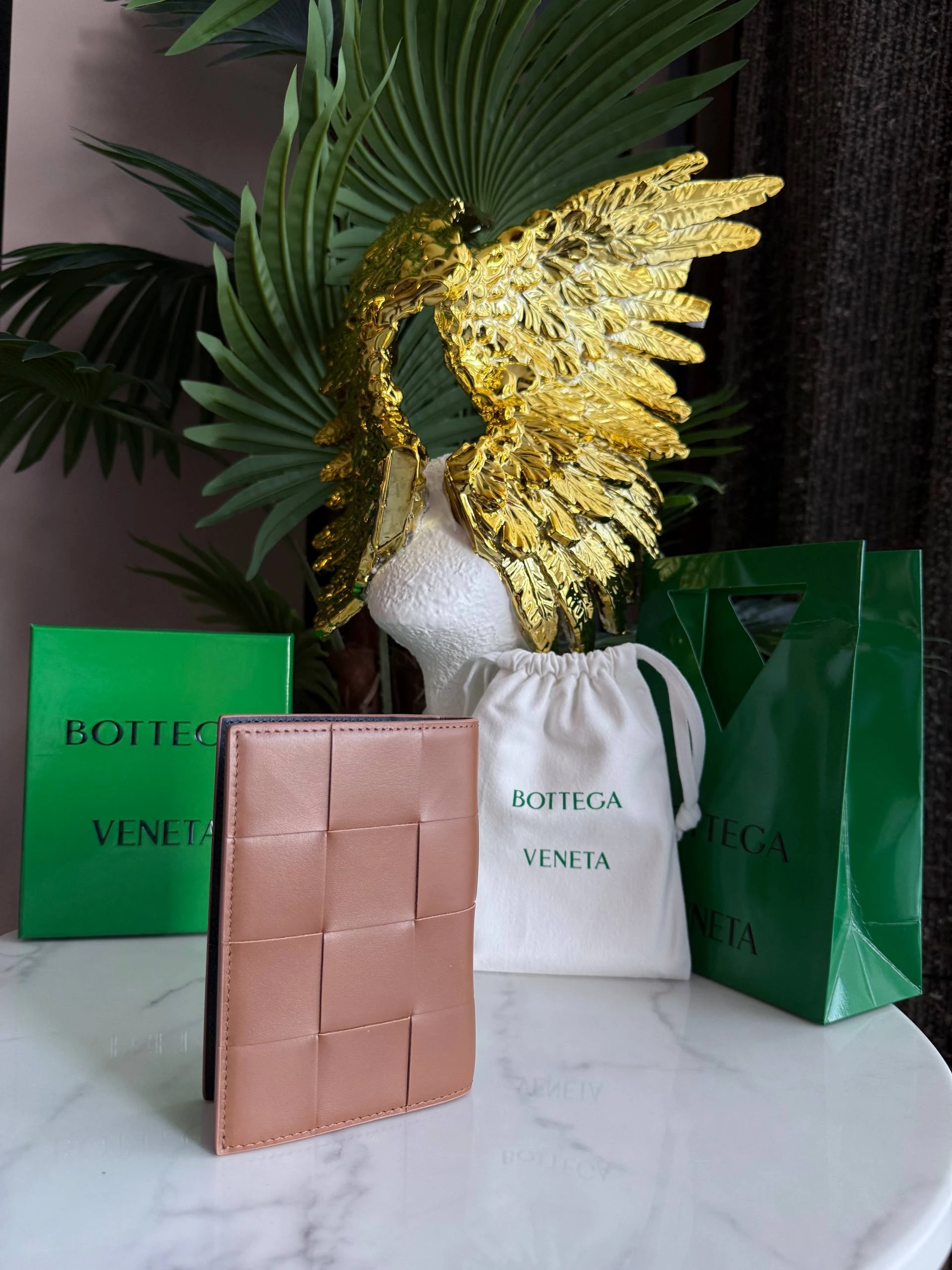 BOTTEGA VENETA Обложка на паспорт коричневый оттенок BOTTEGA VENETA Обложка на паспорт коричневый оттенок