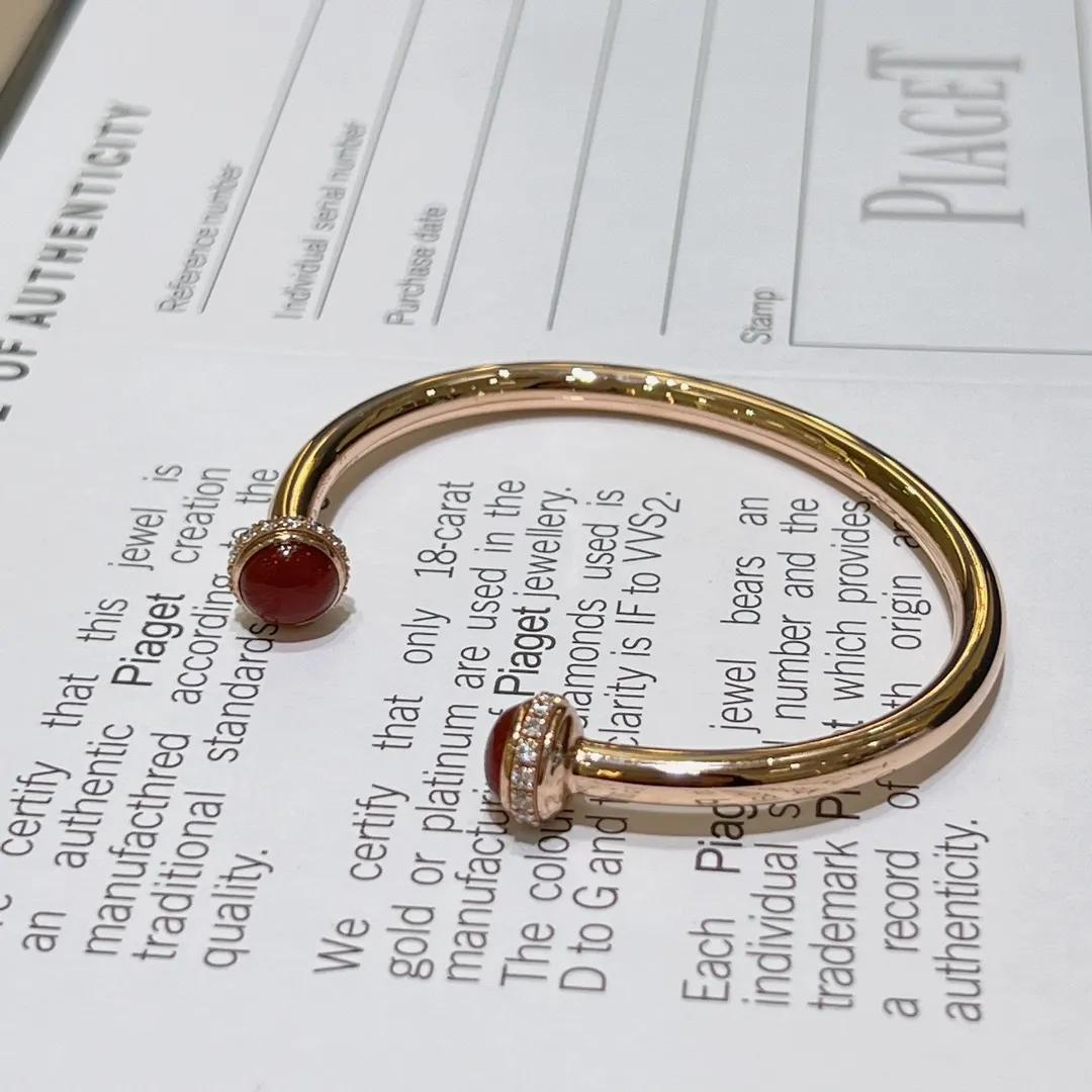 PIAGET Браслет открытый Possesion желтое золото, бриллианты и красного агата PIAGET Браслет открытый Possesion желтое золото, бриллианты и красного агата