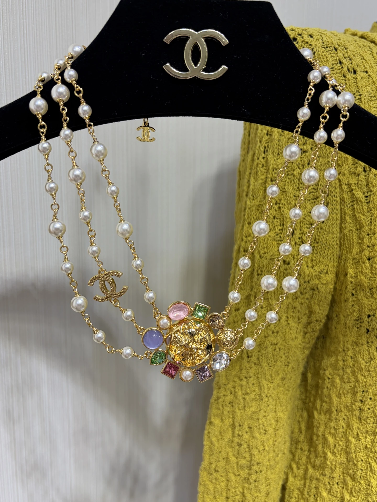 CHANEL Женское колье с жемчужинами и многоцветными кристаллами CHANEL Женское колье с жемчужинами и многоцветными кристаллами