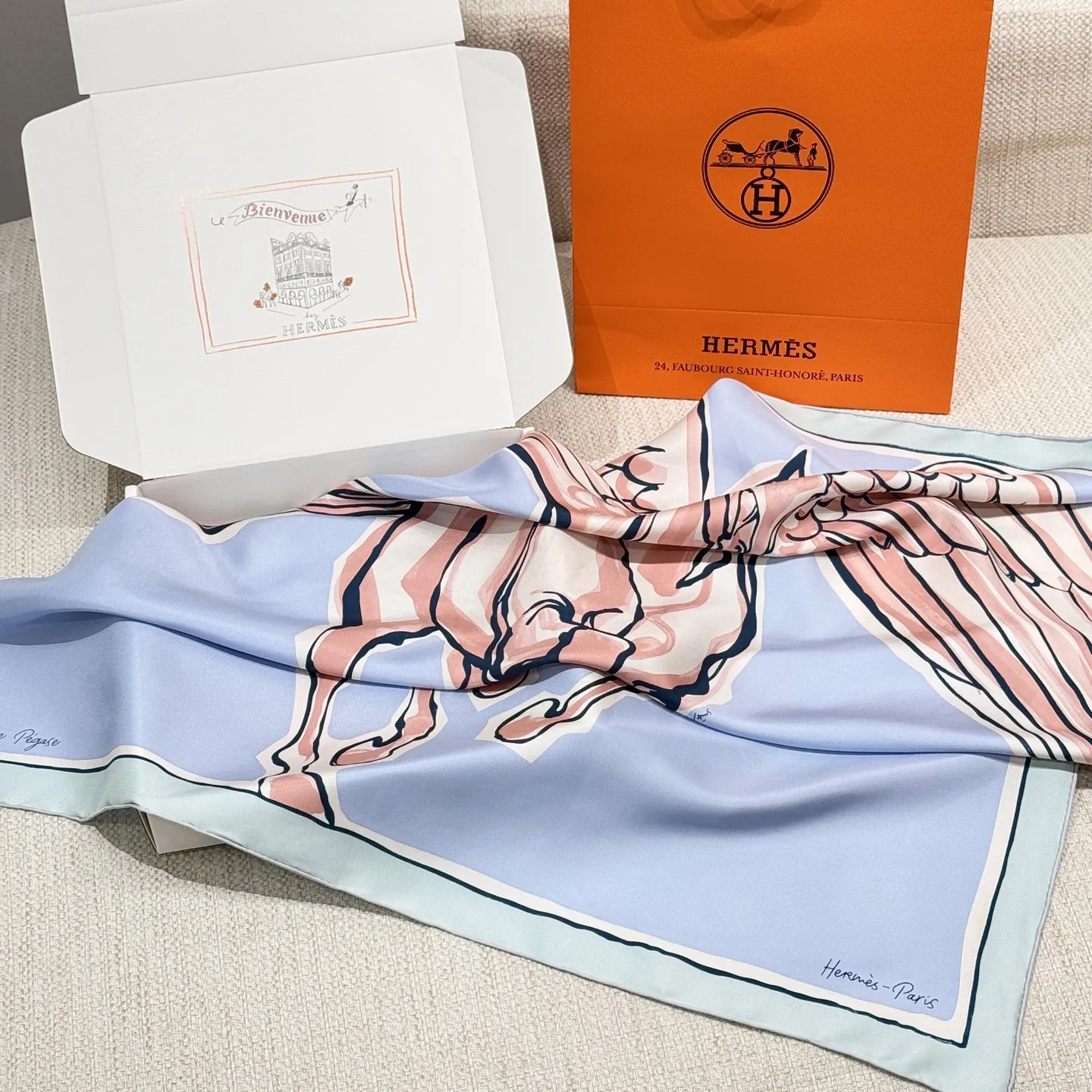 HERMES Женский платок из шелка с летающей лошадью HERMES Женский платок из шелка с летающей лошадью