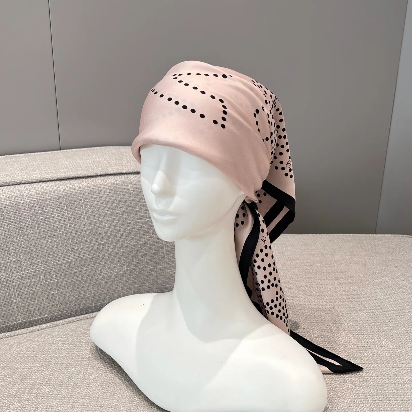 CHANEL Женский платок шёлк CHANEL Женский платок шёлк