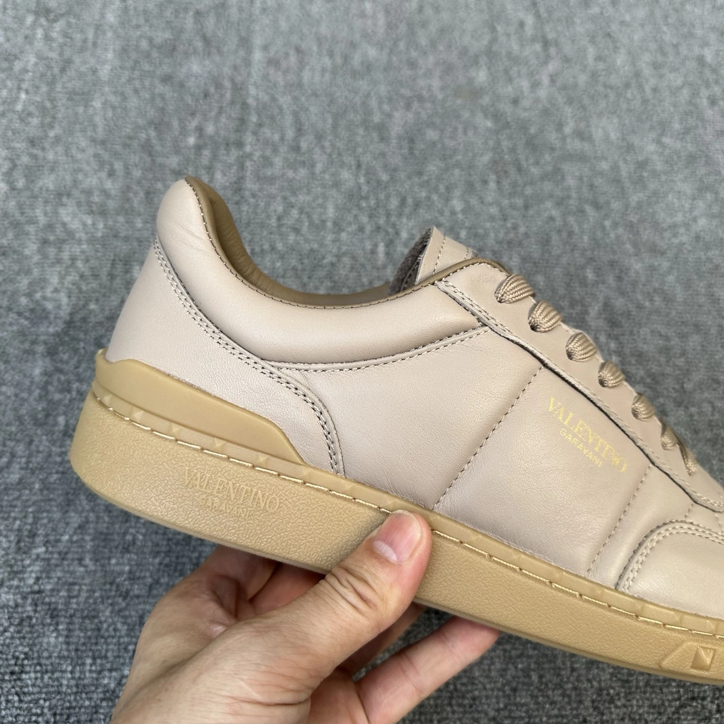 VALENTINO Мужские кроссовки из телячьей кожи VALENTINO Мужские кроссовки из телячьей кожи