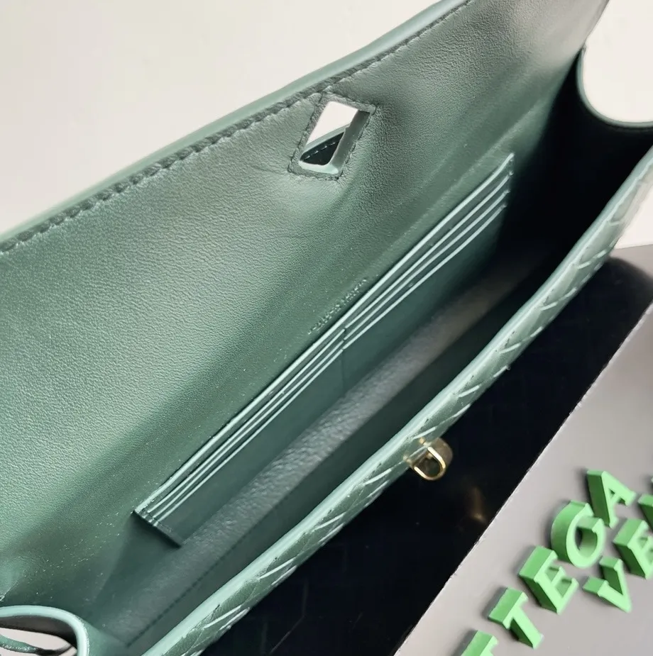 BOTTEGA VENETA Женский клатч Andiamo кожа Intrecciato