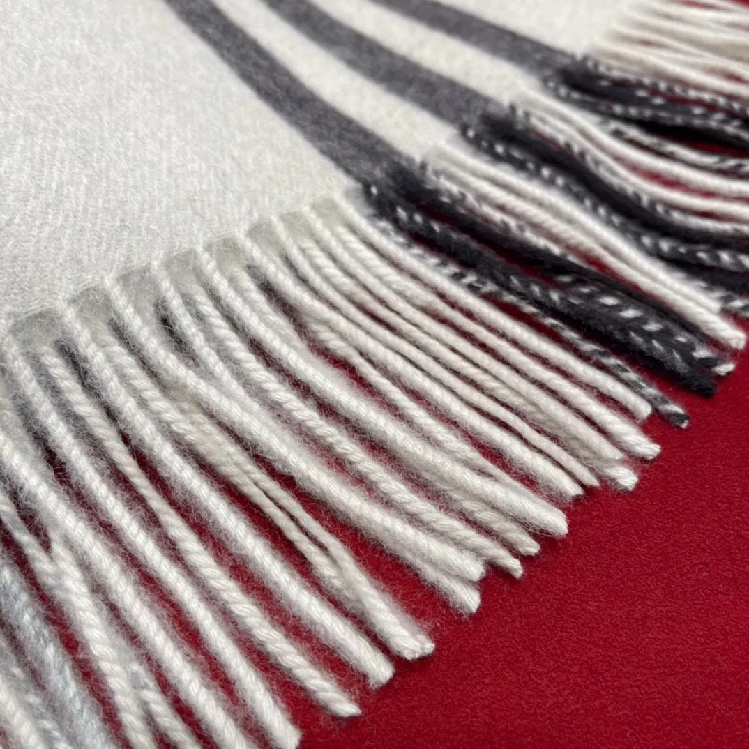 BURBERRY Классический шарф из кашемира BURBERRY Классический шарф из кашемира