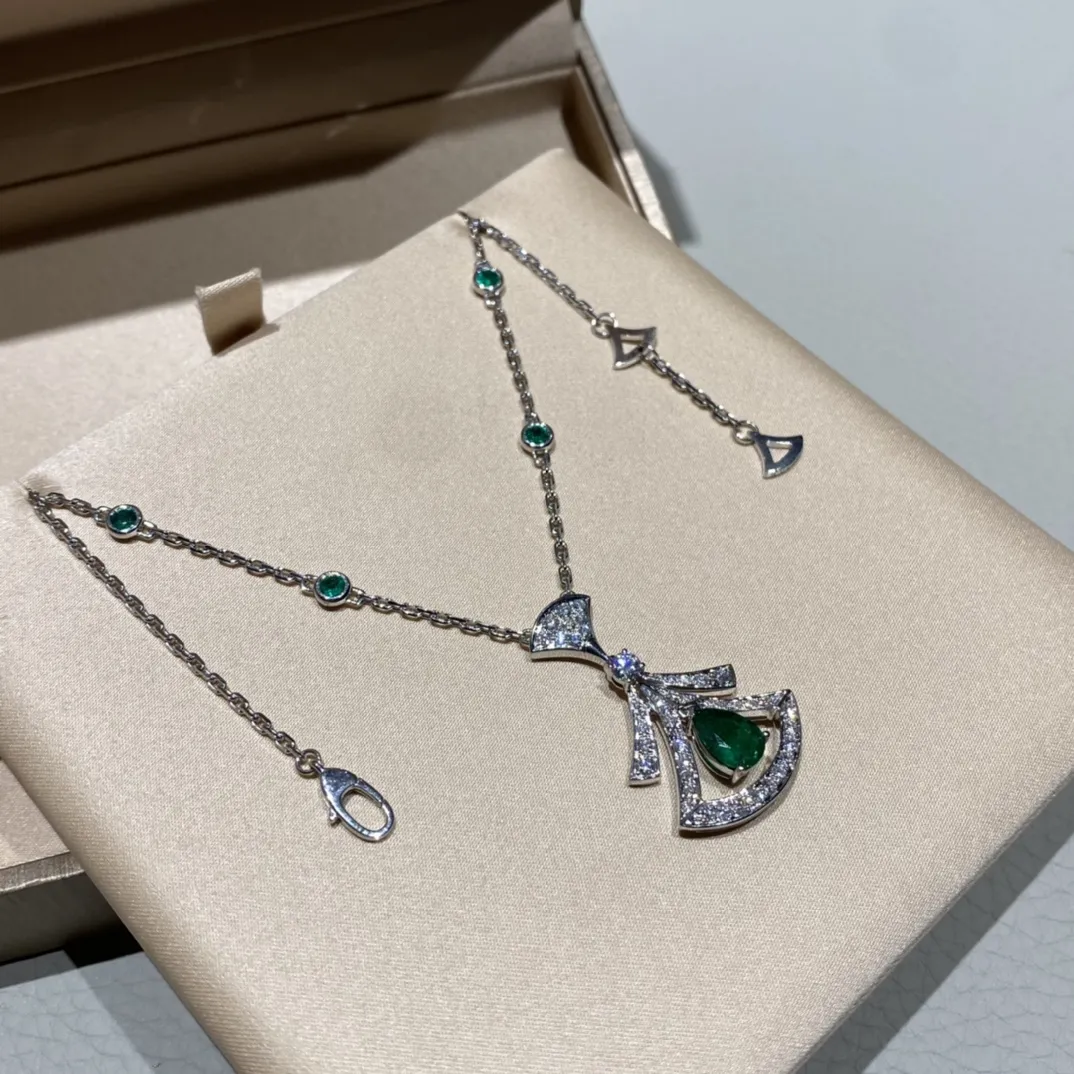 BVLGARI Колье Divas’Dream белое золото, изумруд и бриллианты BVLGARI Колье Divas’Dream белое золото, изумруд и бриллианты