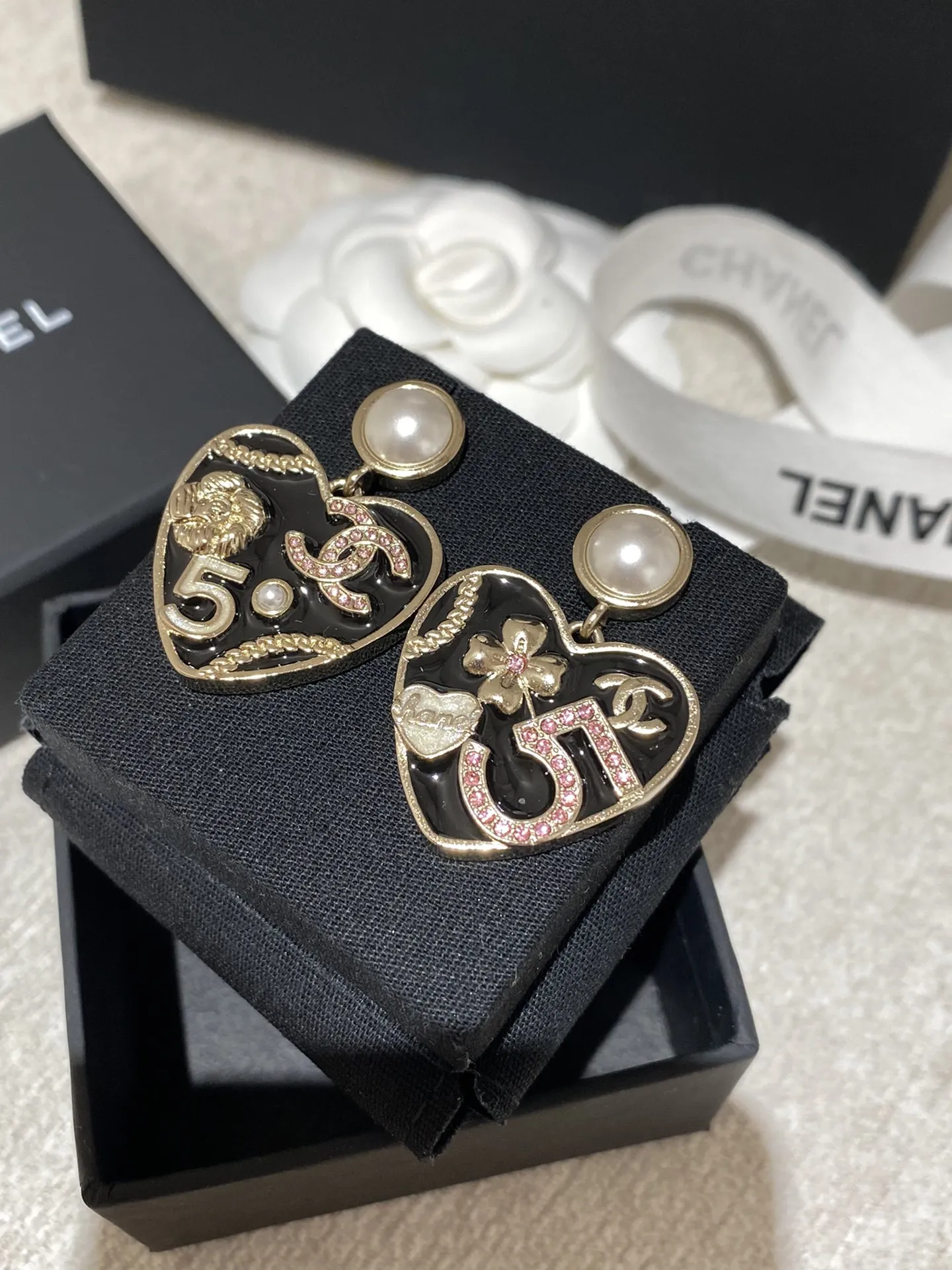 CHANEL Женские серьги с эмалью CHANEL Женские серьги с эмалью