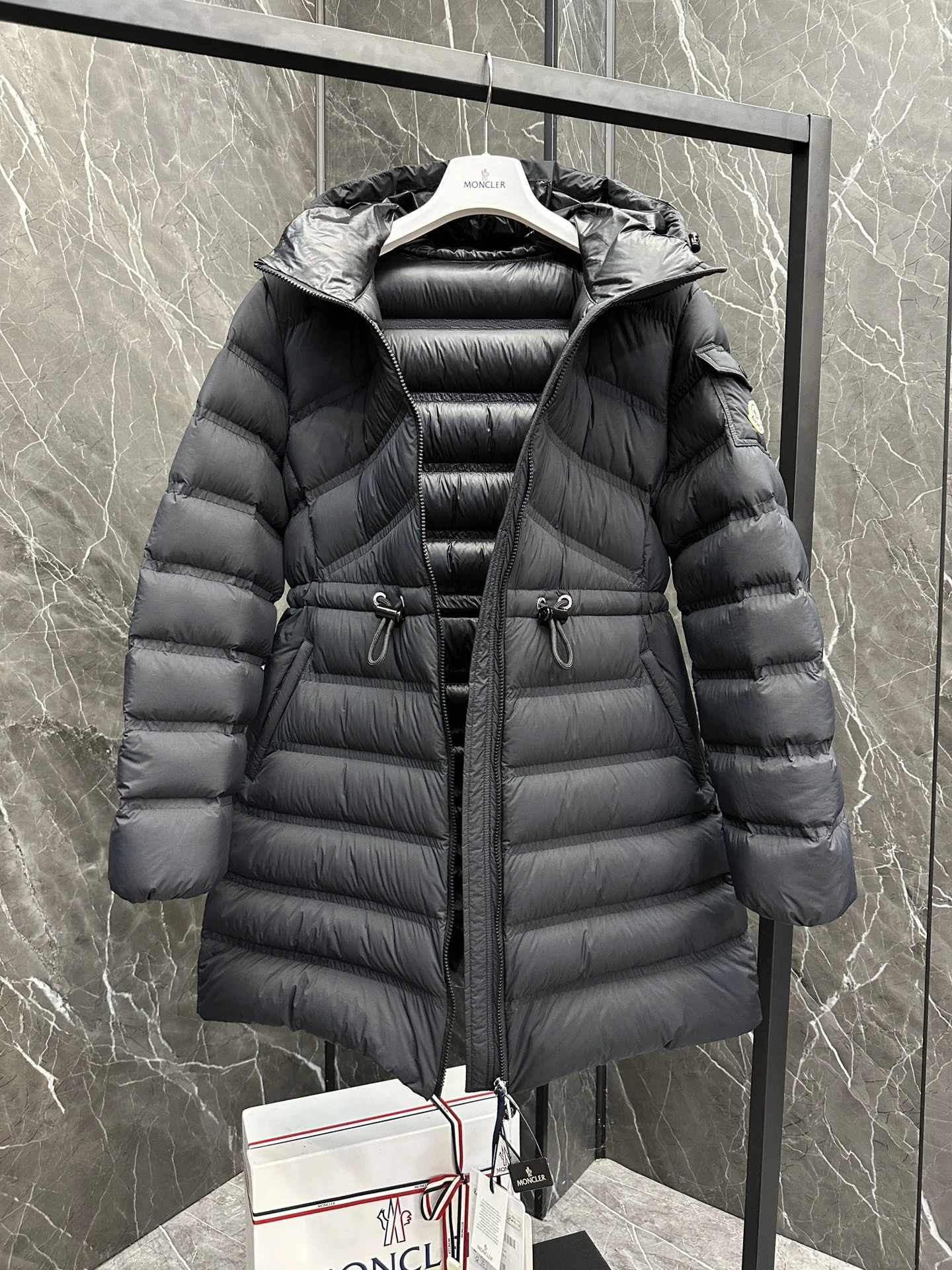 MONCLER Женский многофункциональный пуховик Alastore MONCLER Женский многофункциональный пуховик Alastore
