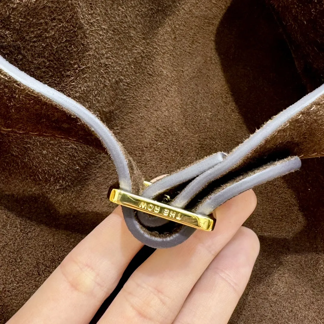 THE ROW Женская сумка Margaux из замши THE ROW Женская сумка Margaux из замши