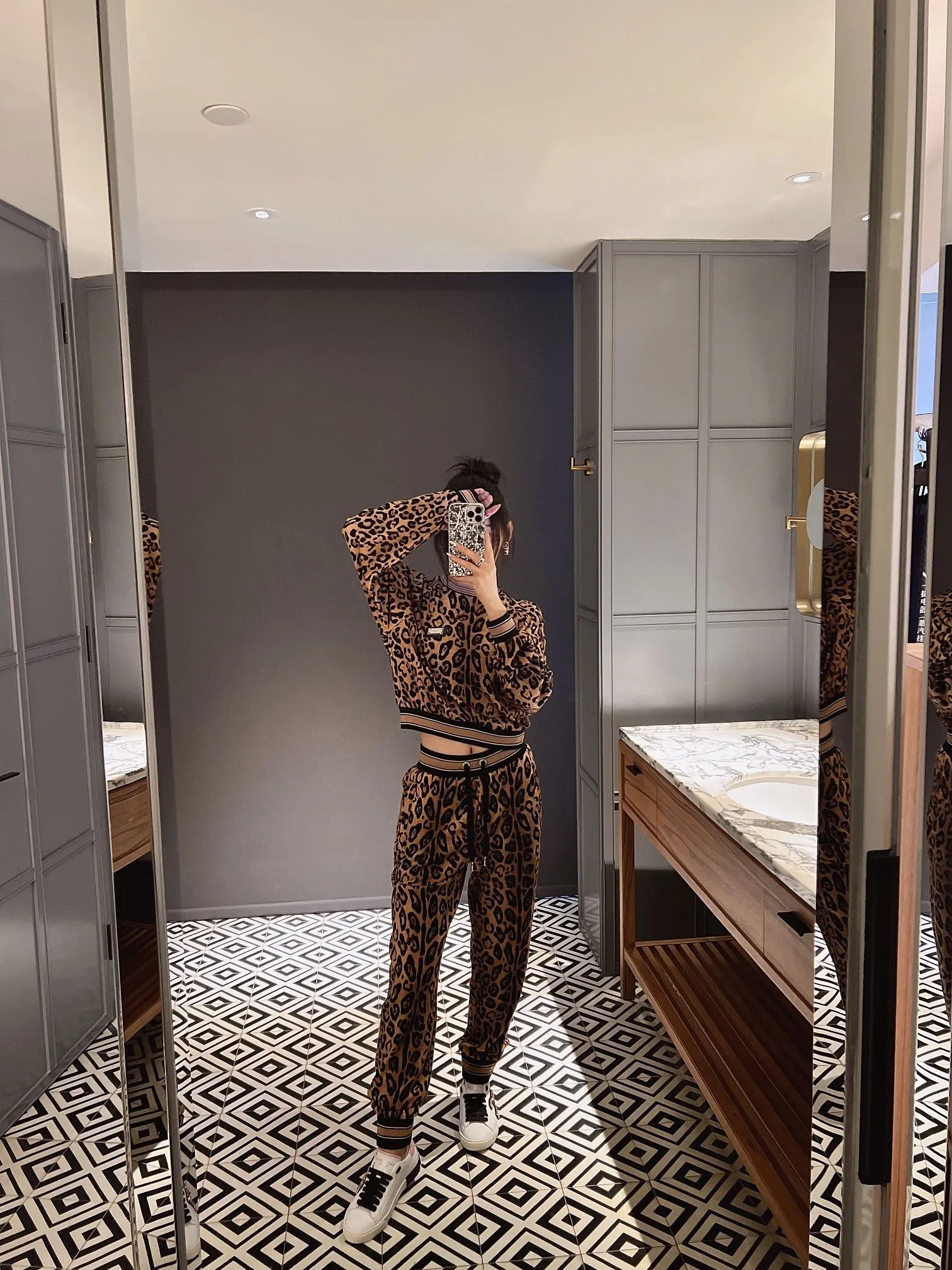 DOLCE & GABBANA Женские леопардовые брюки DOLCE & GABBANA Женские леопардовые брюки