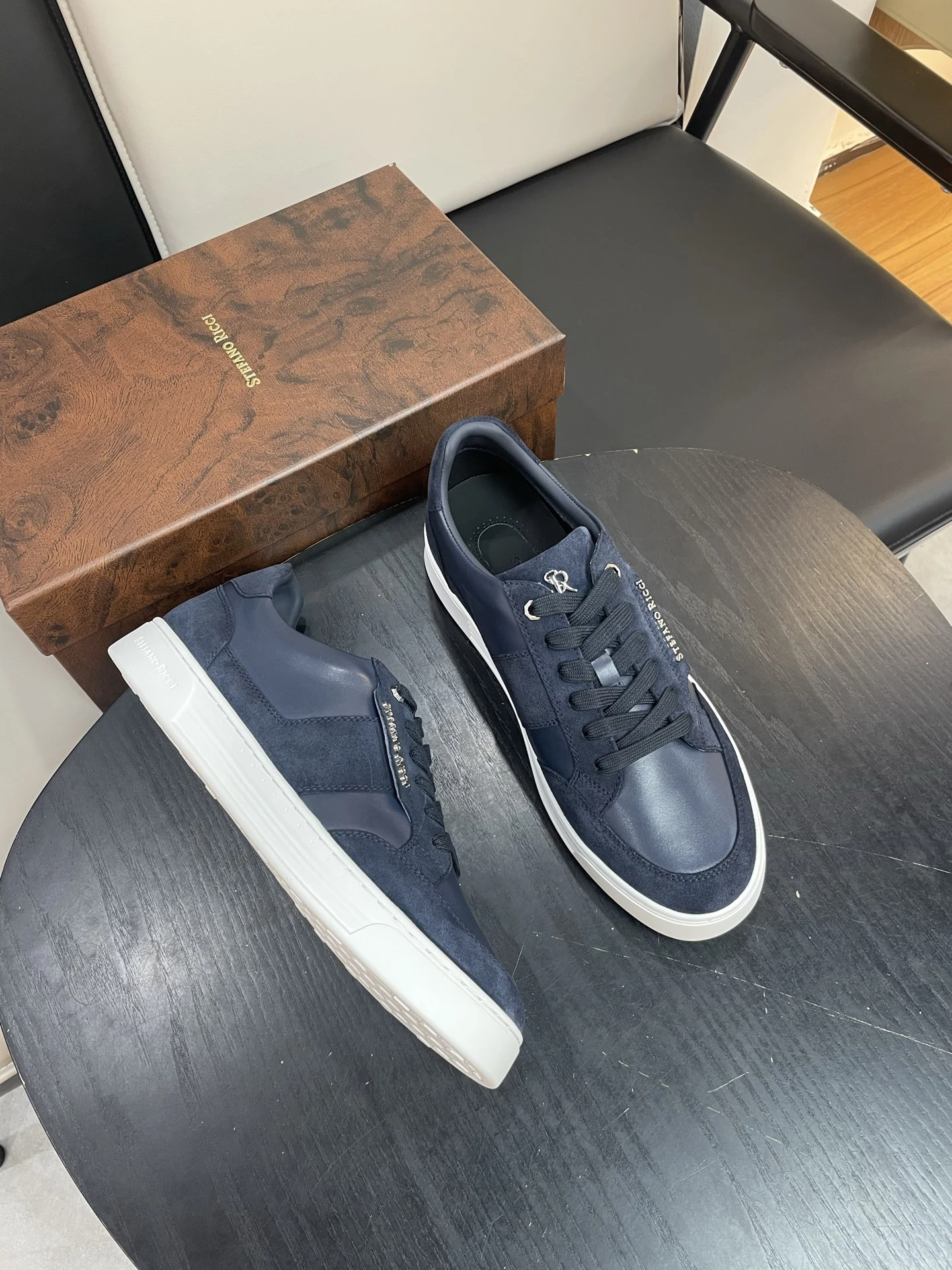 STEFANO RICCI Мужские кроссовки из гладкой кожи и замши черные с белой подошвой