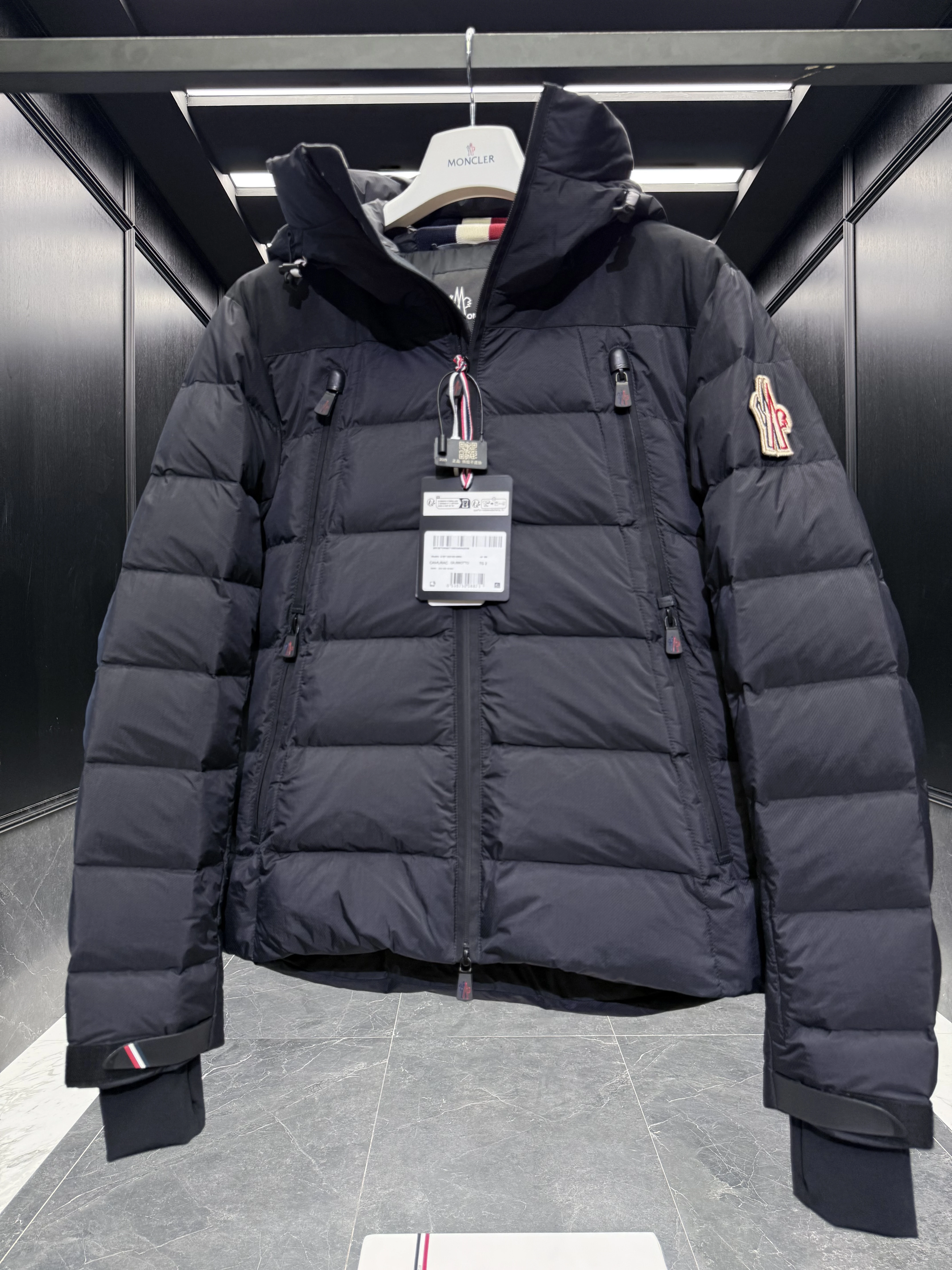 MONCLER Мужской пуховик Grenoble Camurac MONCLER Мужской пуховик Grenoble Camurac