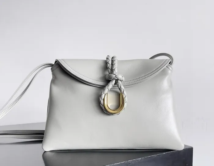 BOTTEGA VENETA Сумка Liberta Medium