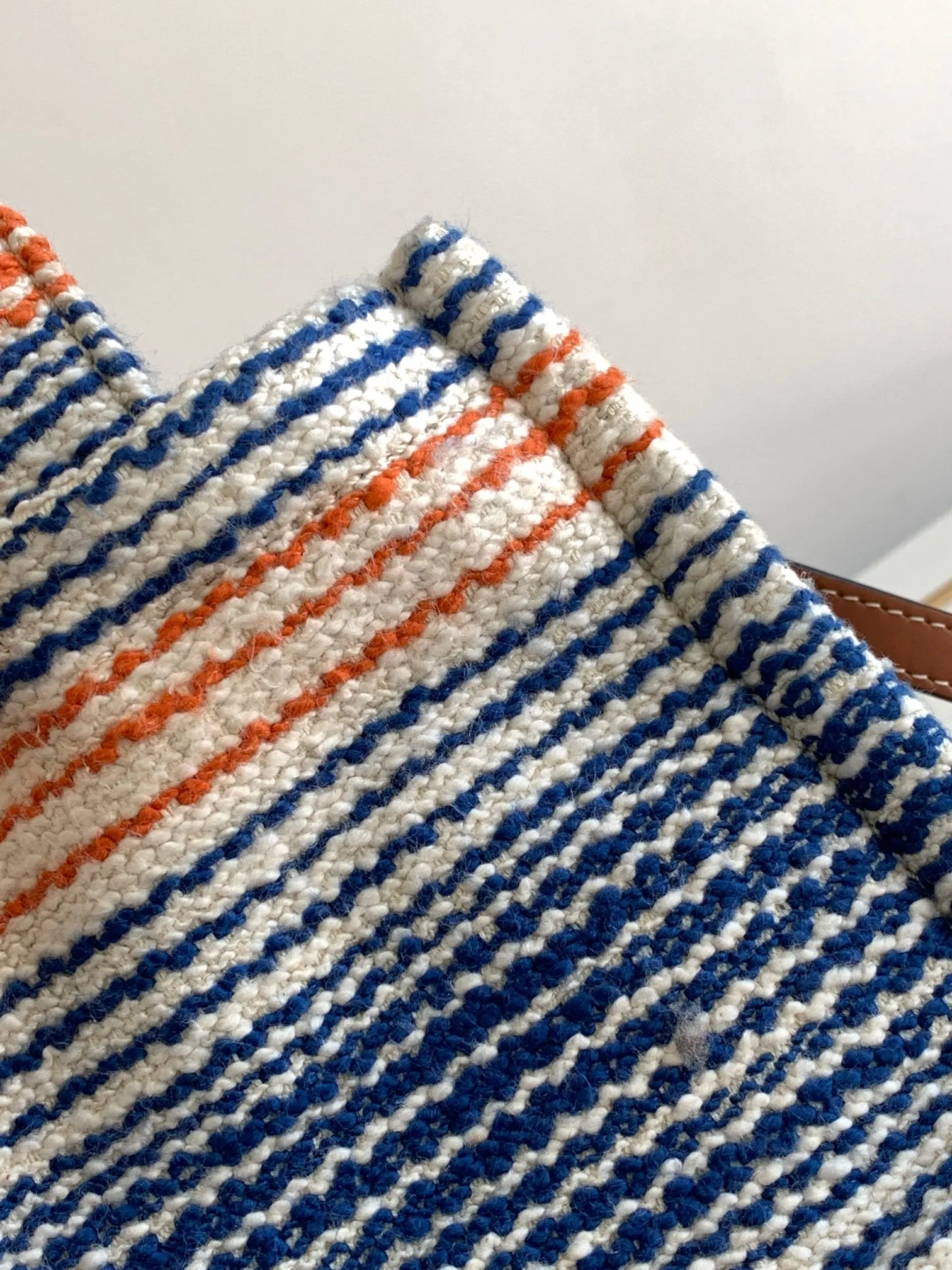 CELINE Женская сумка CABAS THAIS в радужную полоску CELINE Женская сумка CABAS THAIS в радужную полоску