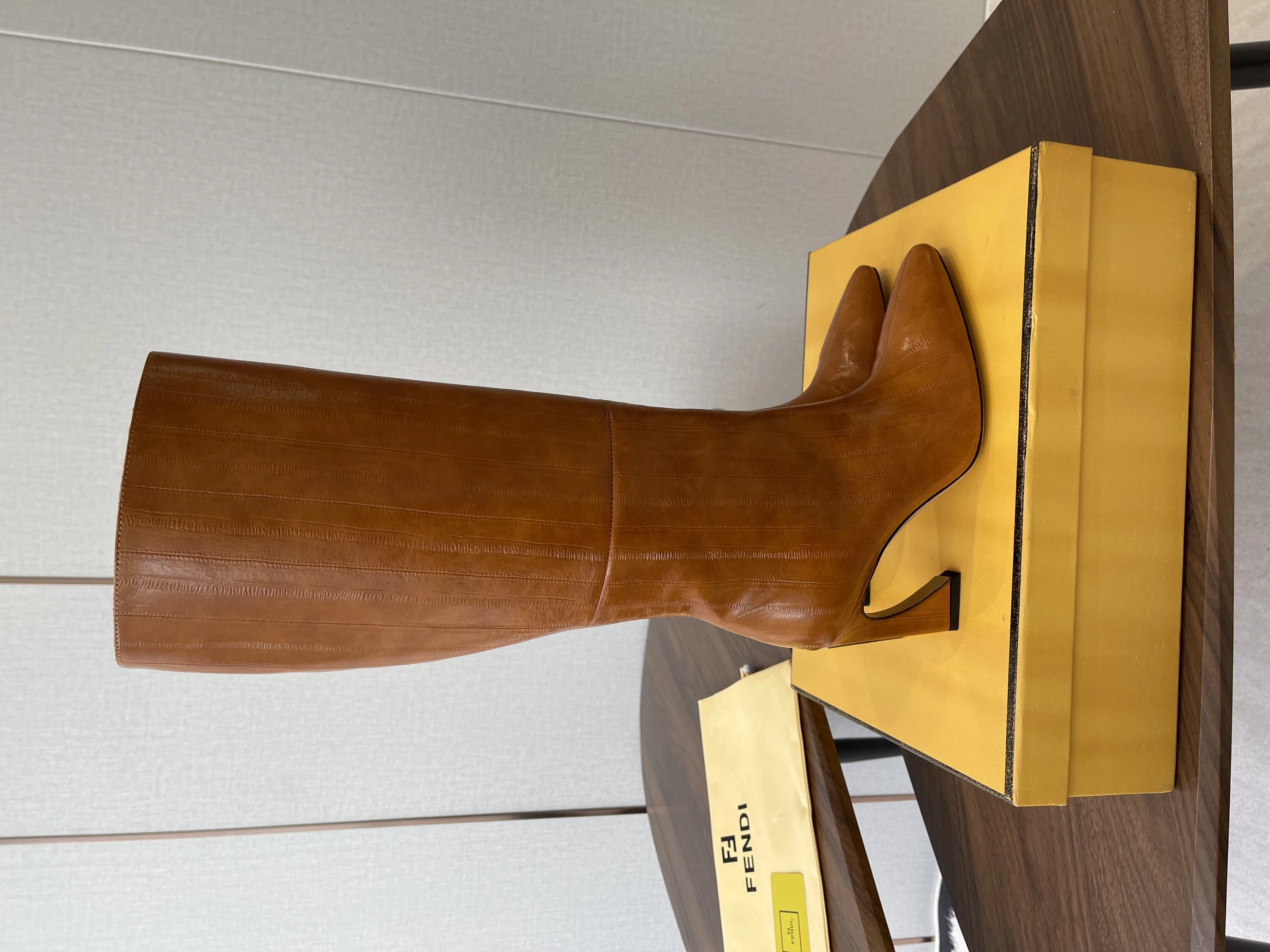 FENDI Женские сапоги из коровьей кожи 