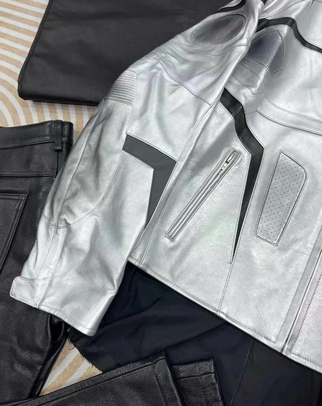 BALENCIAGA Мужская кожаная куртка байкерская классическая BALENCIAGA Мужская кожаная куртка байкерская классическая