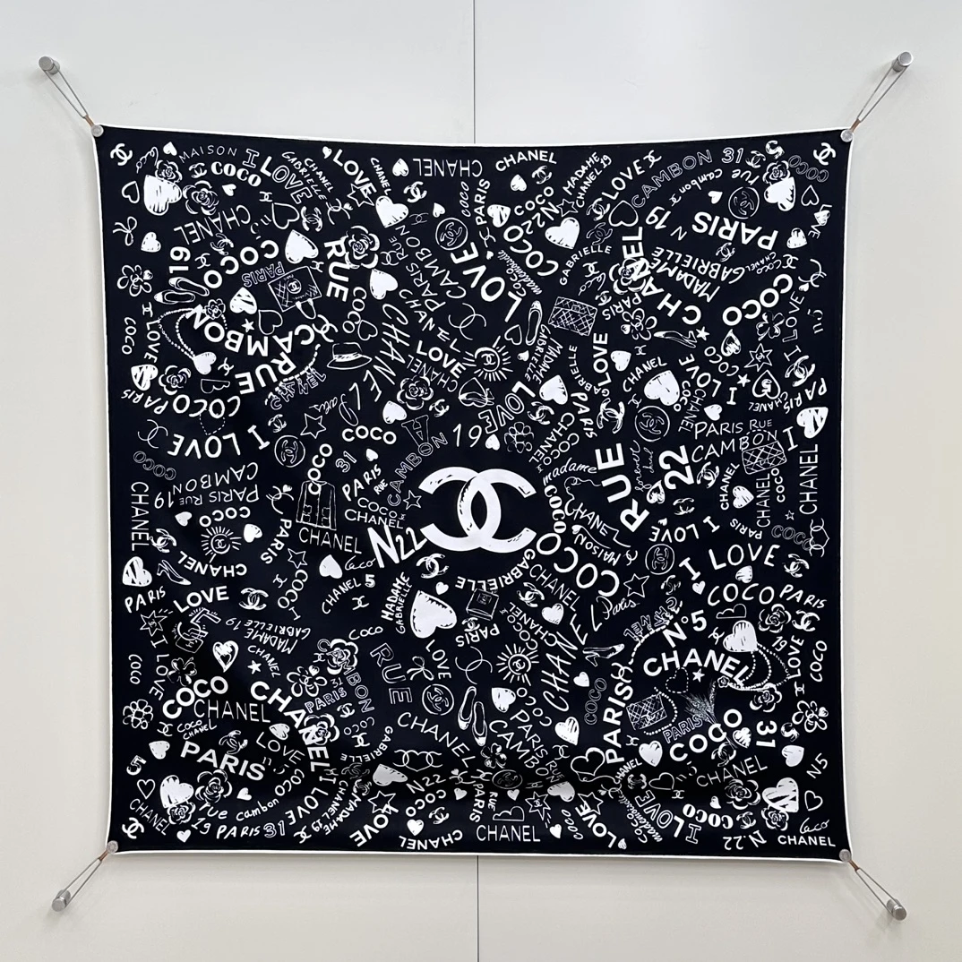 CHANEL Женский платок из шелка с культовым принтом