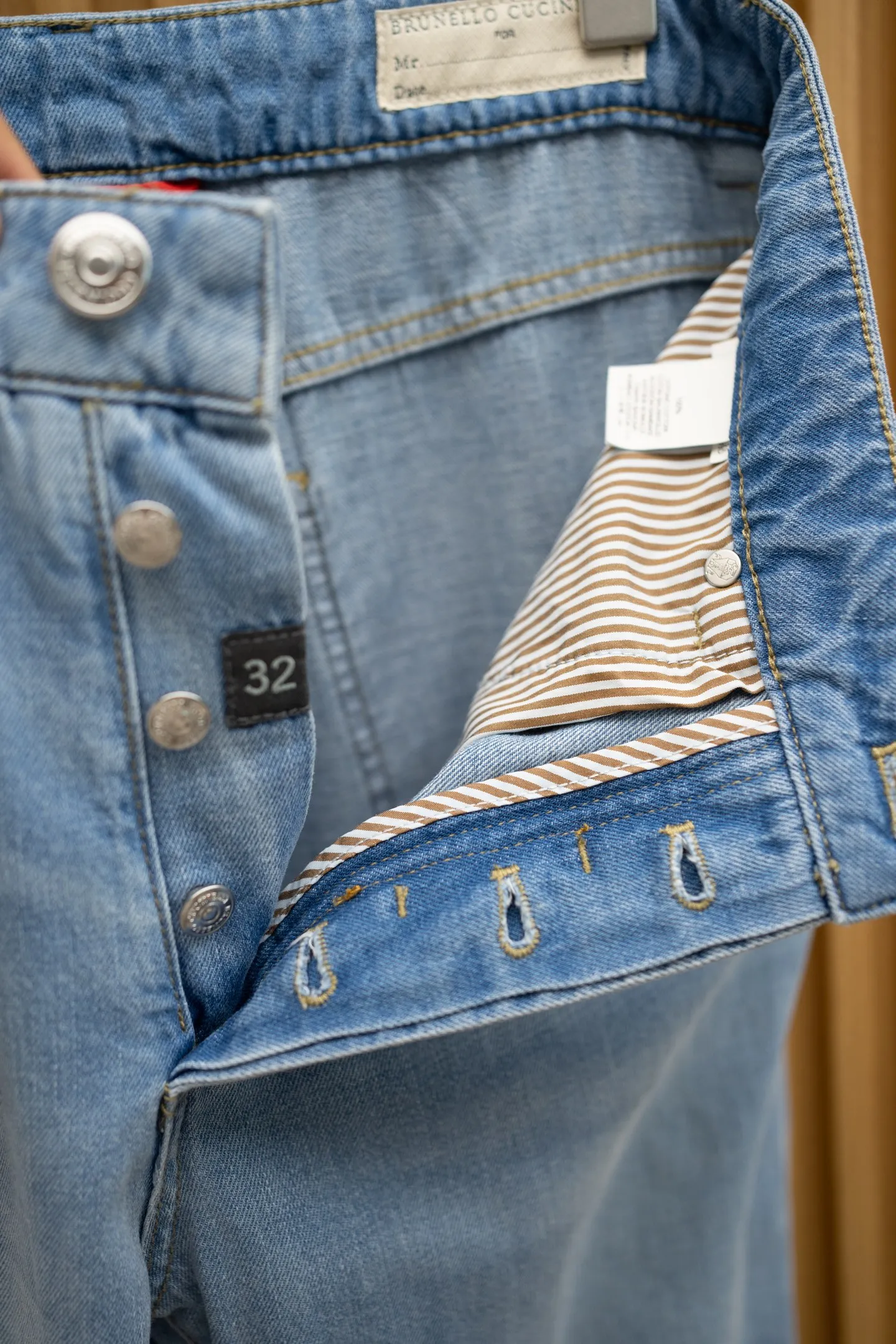 BRUNELLO CUCINELLI Мужские джинсы светло-голубого оттенка BRUNELLO CUCINELLI Мужские джинсы светло-голубого оттенка