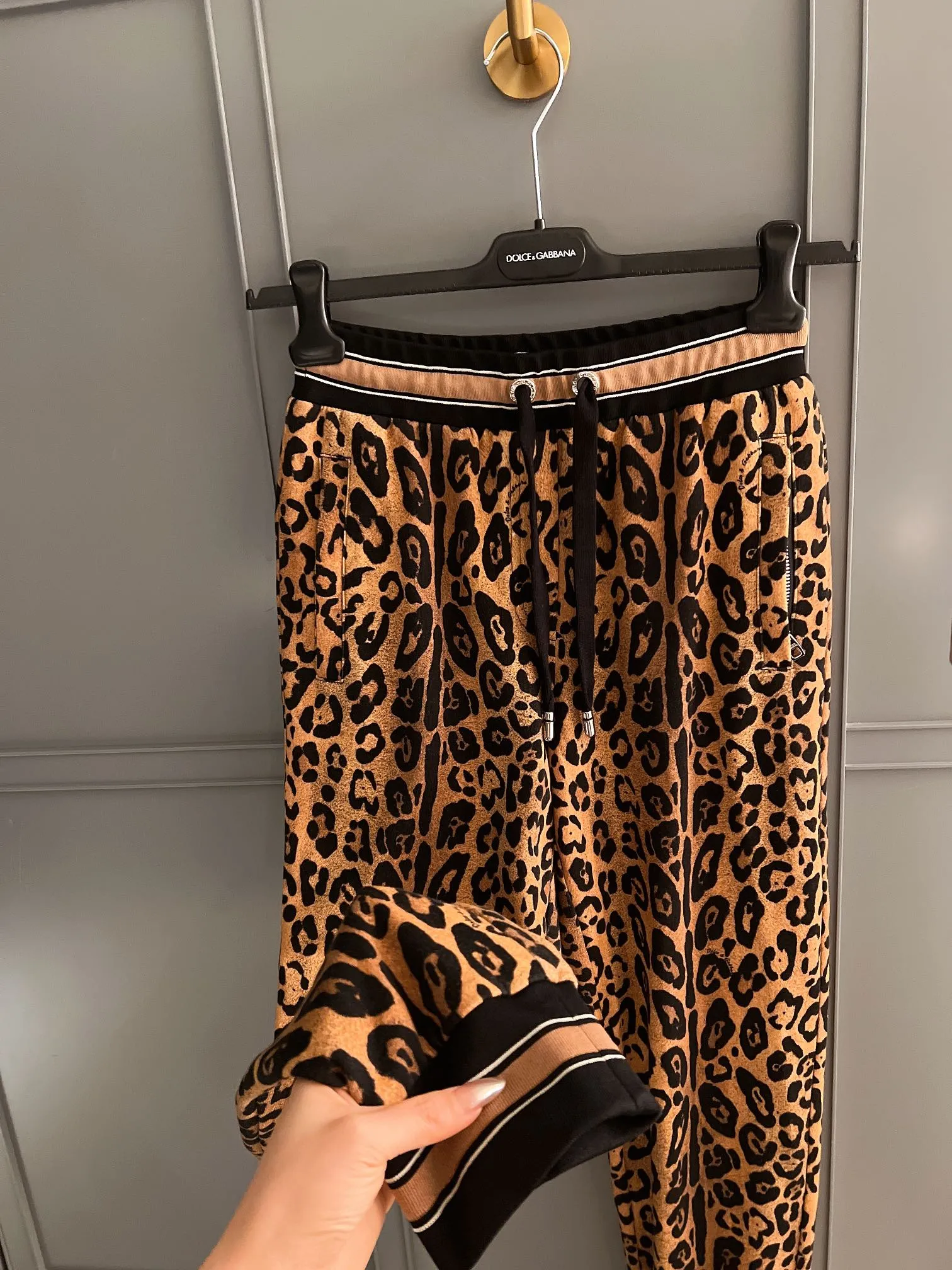 DOLCE & GABBANA Женские леопардовые брюки DOLCE & GABBANA Женские леопардовые брюки