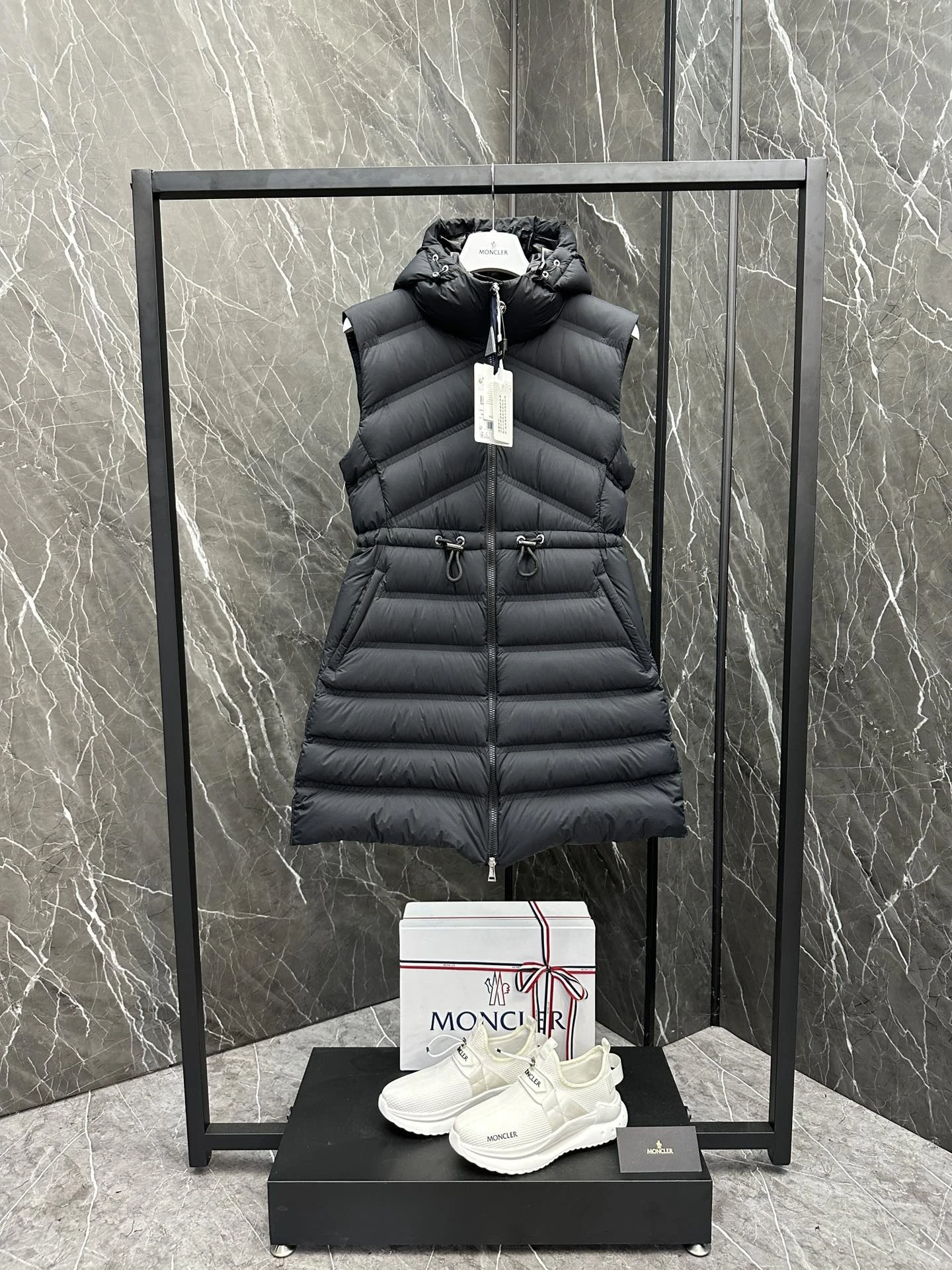 MONCLER Женский многофункциональный пуховик Alastore MONCLER Женский многофункциональный пуховик Alastore