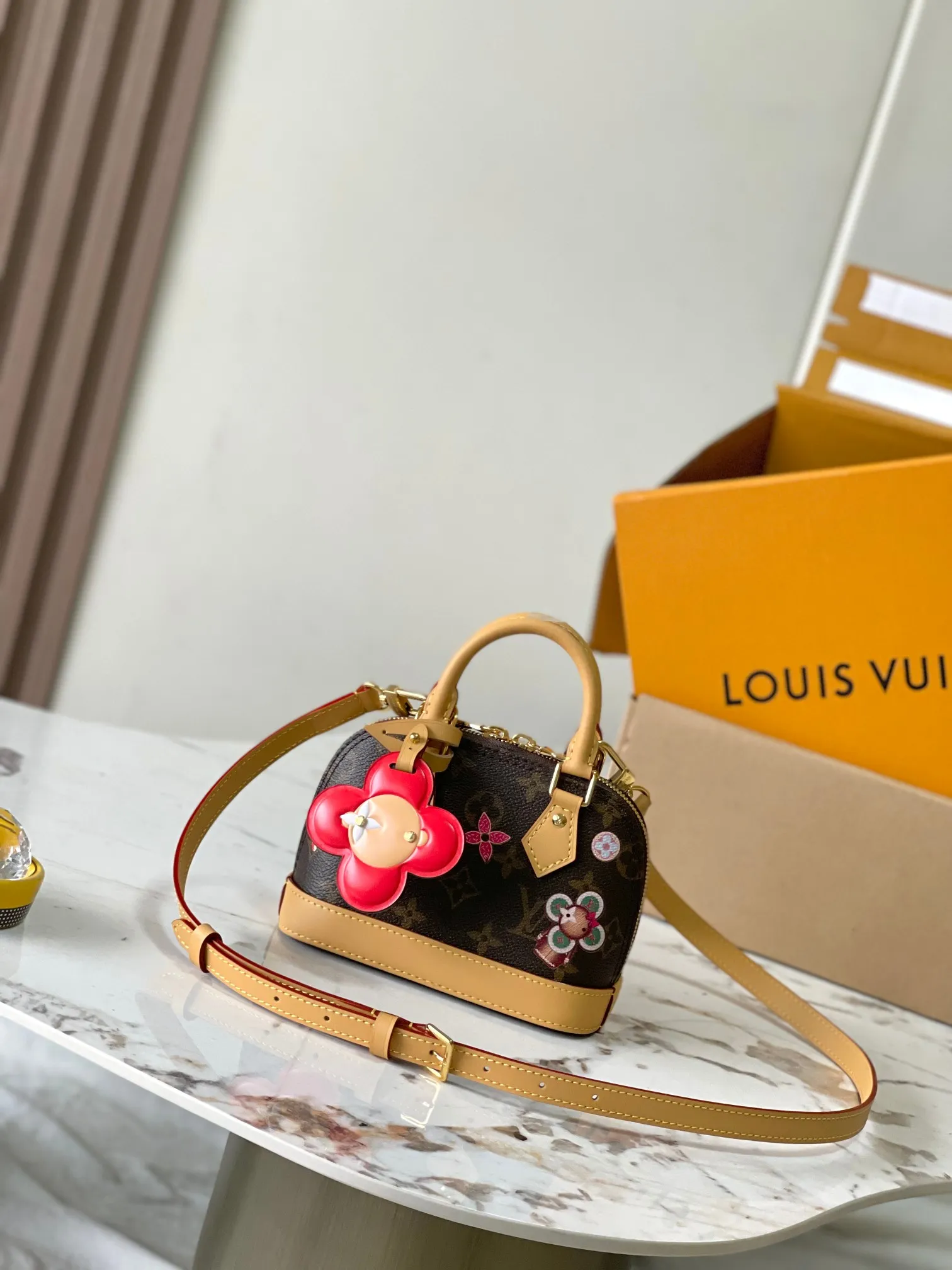 LOUIS VUITTON Женская сумка Nano Alma с украшениями LOUIS VUITTON Женская сумка Nano Alma с украшениями