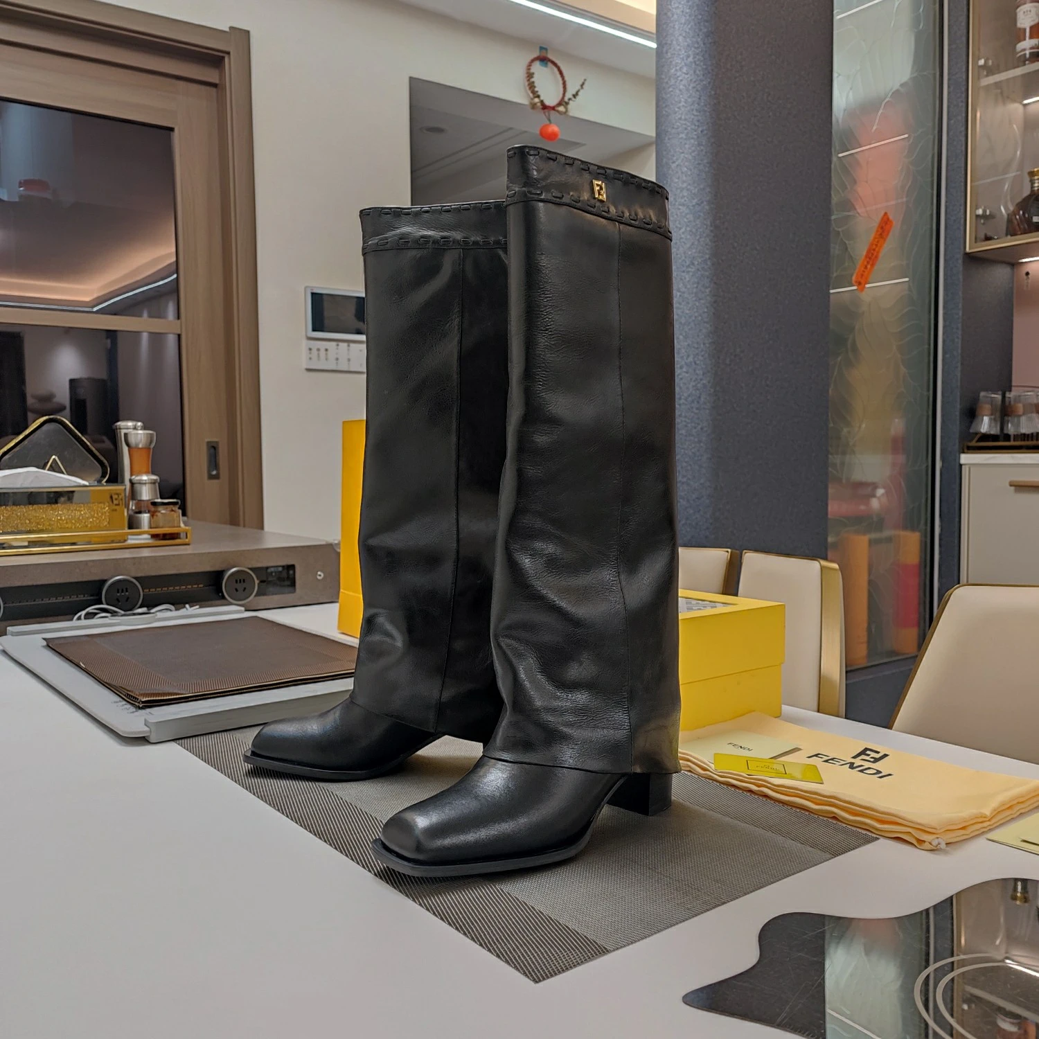 FENDI Женские кожаные сапоги