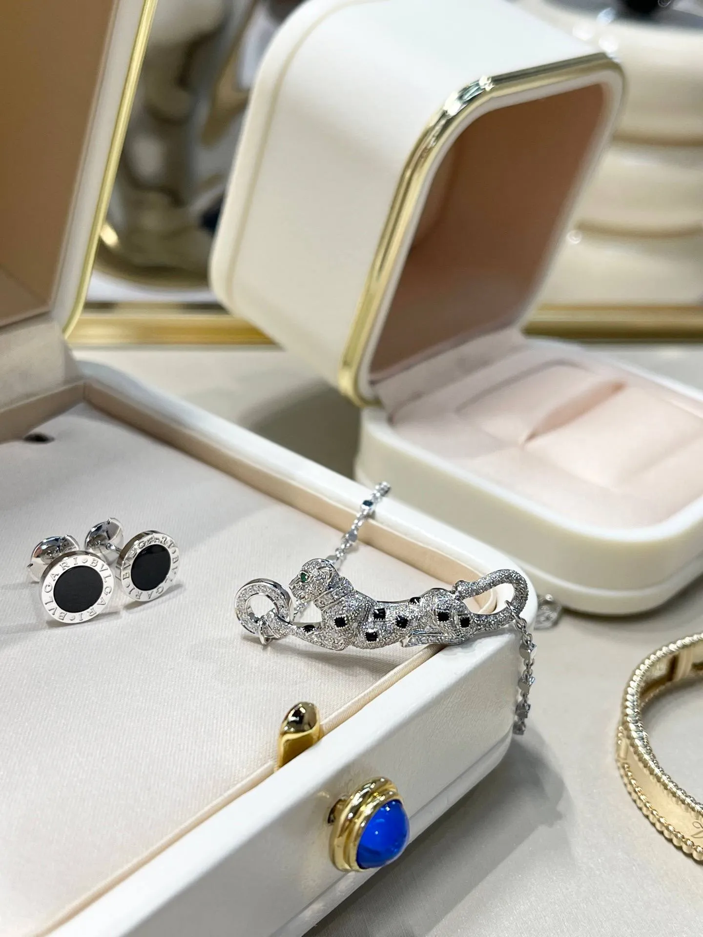 CARTIER Браслет Panthère De Cartier белое золото и бриллианты CARTIER Браслет Panthère De Cartier белое золото и бриллианты