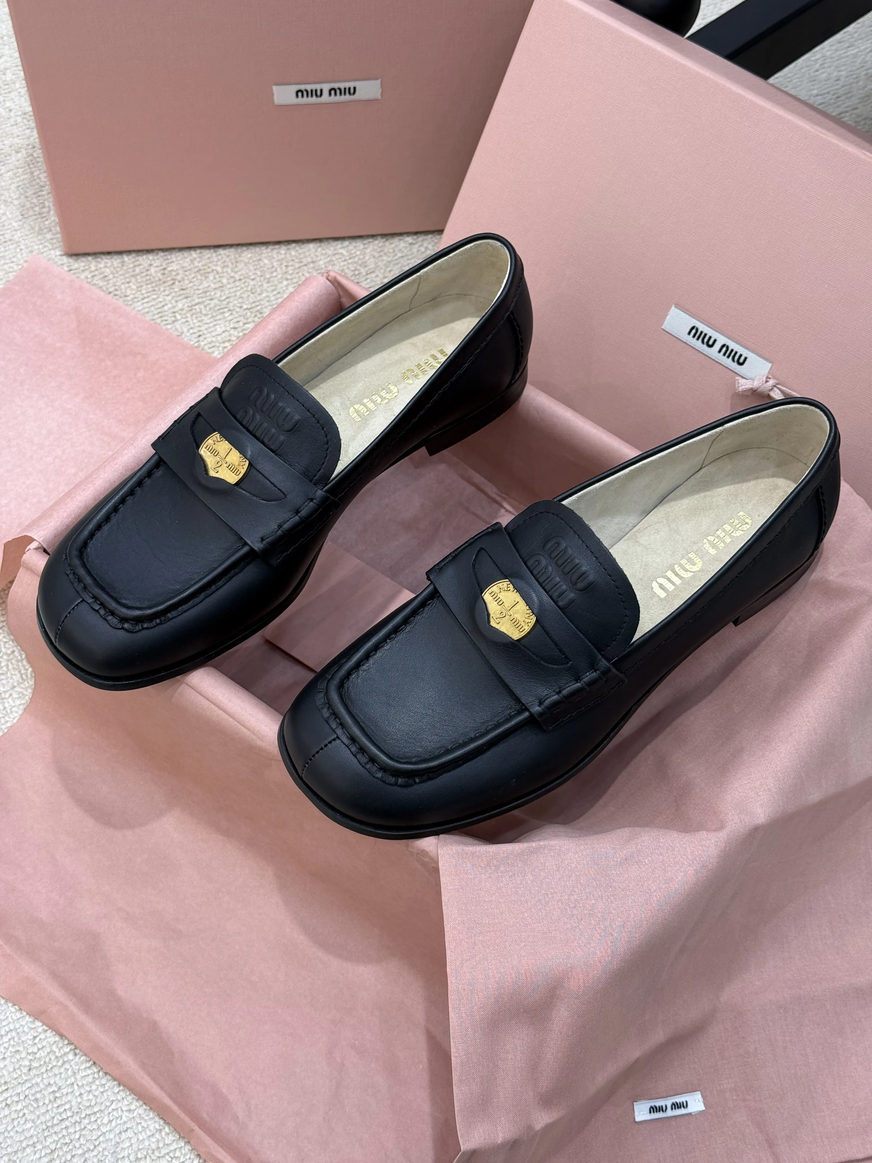 MIU MIU Женские лоферы из импортной телячьей кожи с изысканной золотой монетой