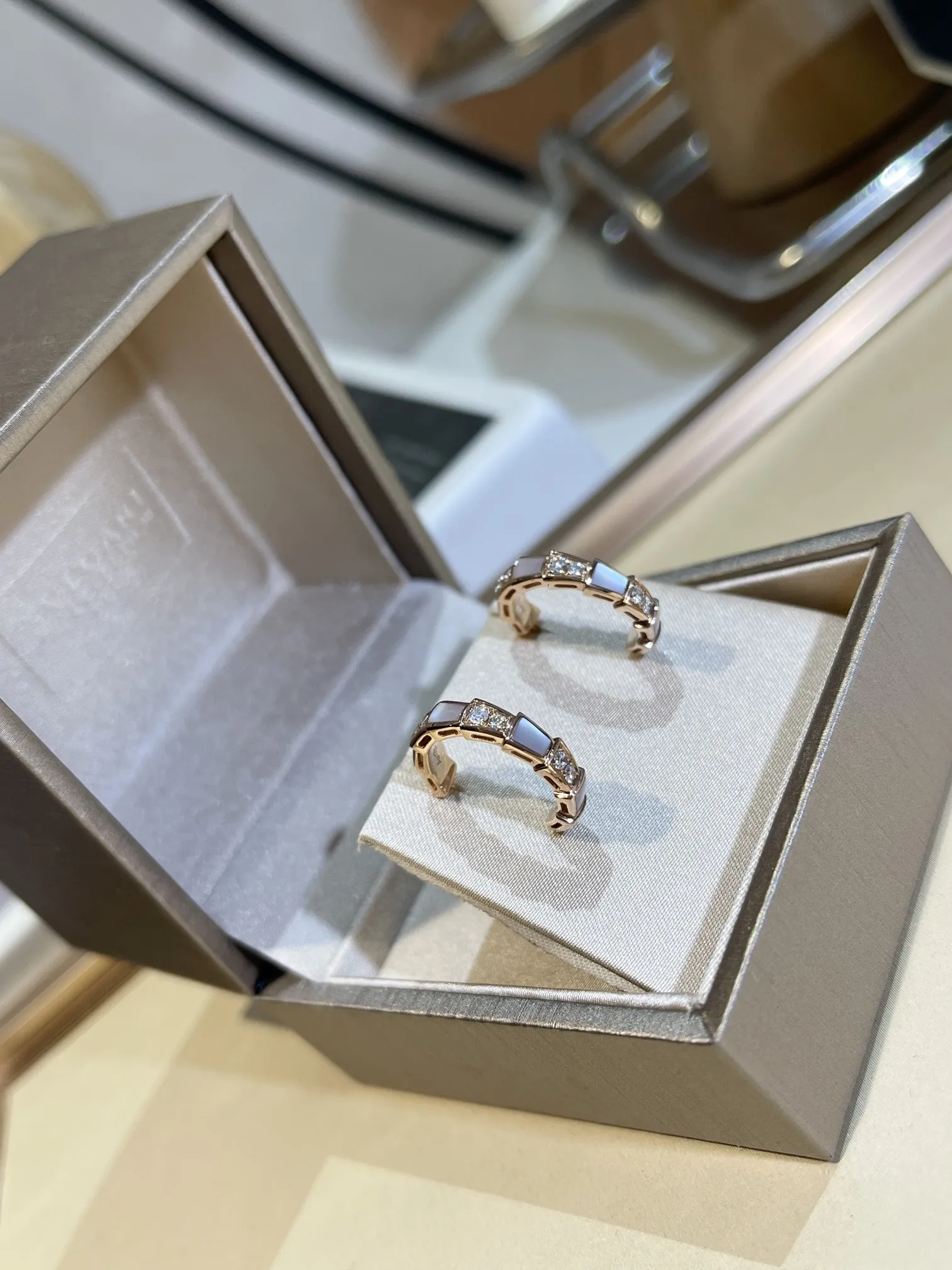 BVLGARI Серьги розовое золото, перламутр и бриллианты BVLGARI Серьги розовое золото, перламутр и бриллианты