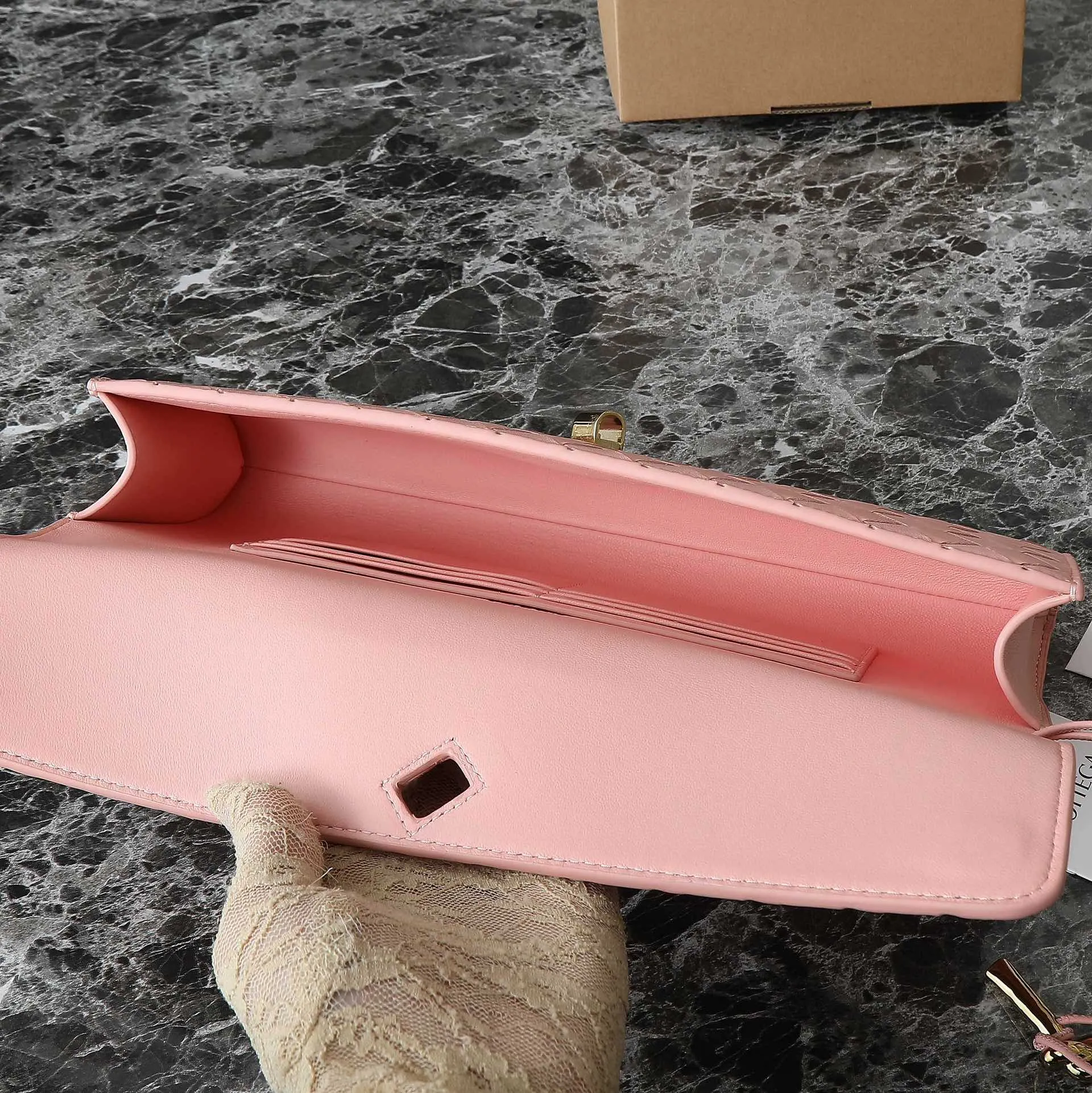 BOTTEGA VENETA Женский клатч Andiamo кожа Intrecciato