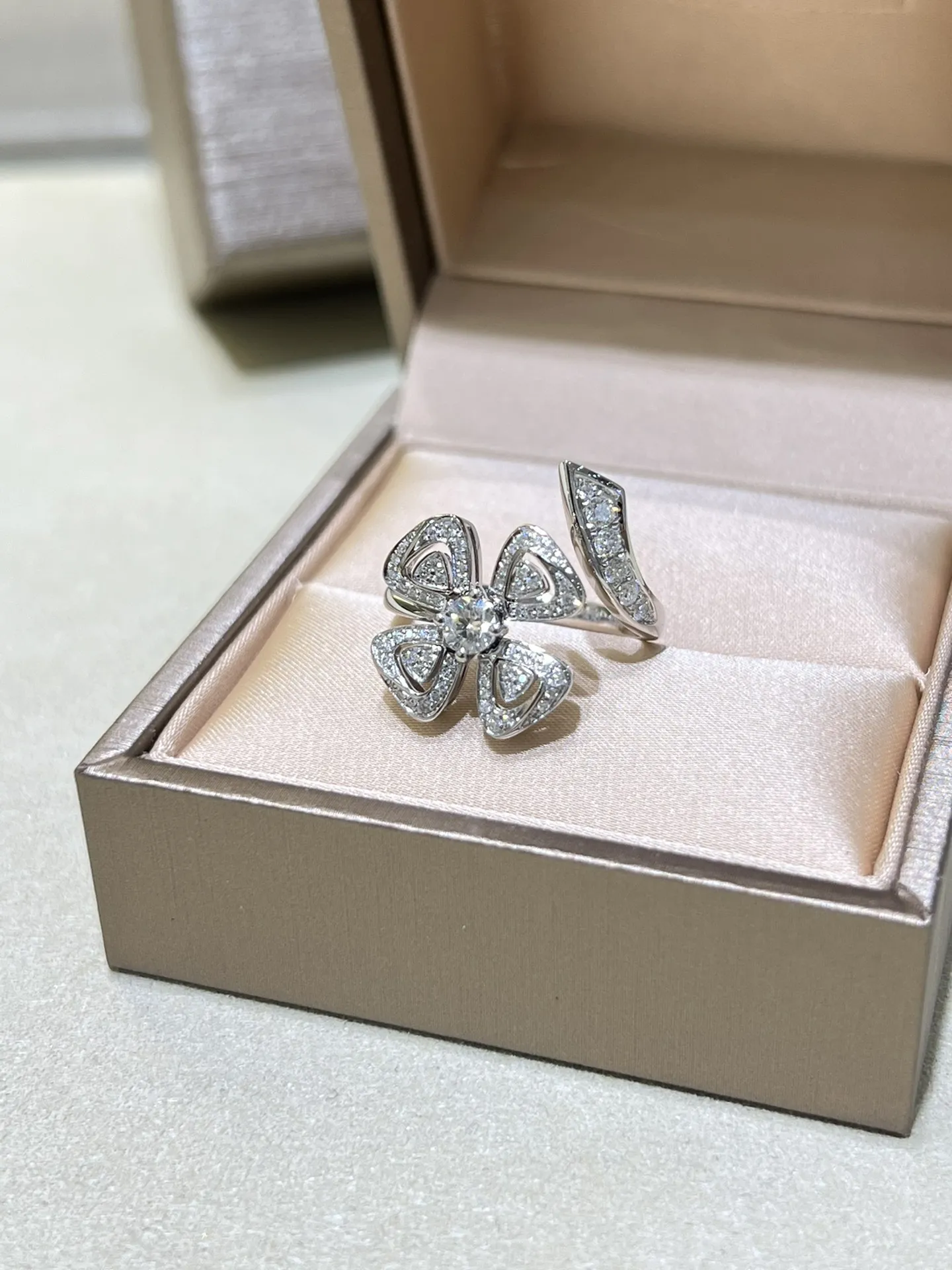 BVLGARI Женское кольцо Fiorever белое золото и бриллианты BVLGARI Женское кольцо Fiorever белое золото и бриллианты