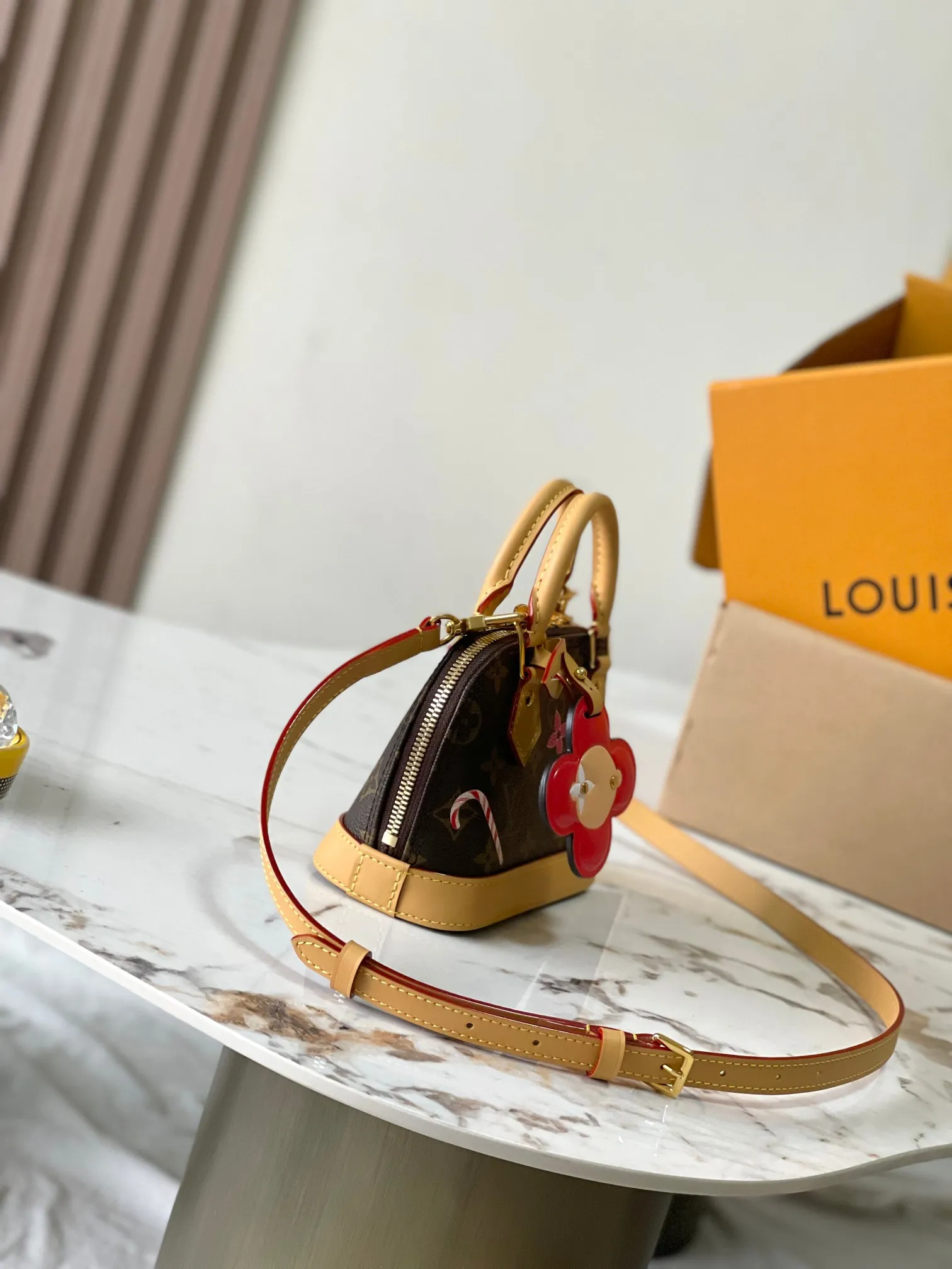 LOUIS VUITTON Женская сумка Nano Alma LOUIS VUITTON Женская сумка Nano Alma